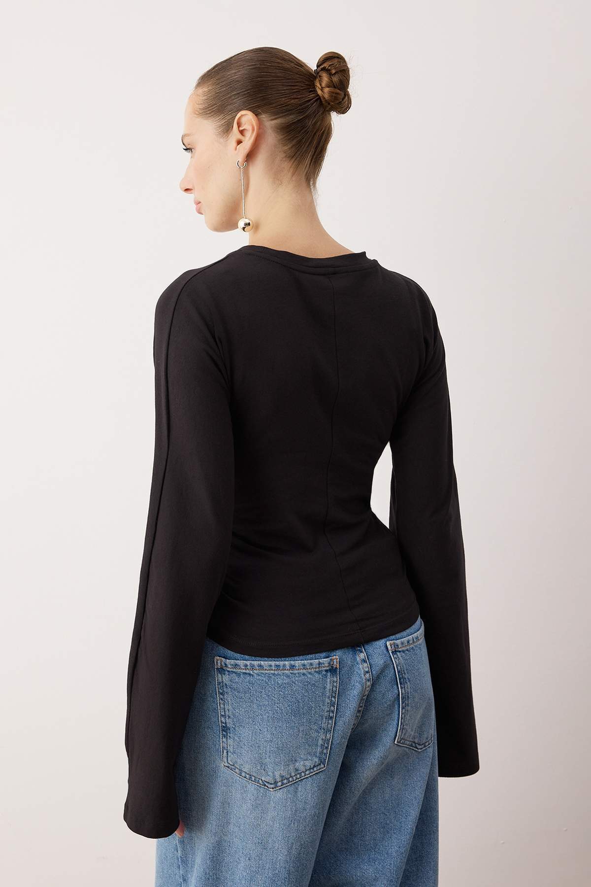 Trendyolmilla  Siyah İspanyol Kol Büzgü Detaylı Regular/Normal Kalıp Örme Bluz TWOAW26BZ00293 - Görsel 4