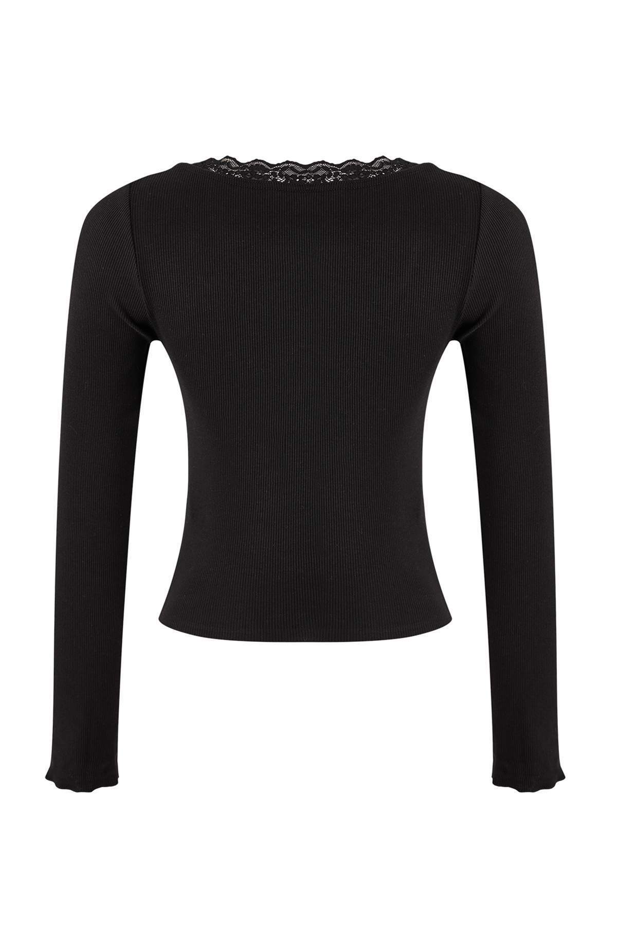 Trendyolmilla  Siyah Fitted/Vücuda Oturan Havuz Yaka Dantel Detaylı Fitilli Esnek Örme Bluz TWOSS26BZ00070 - Görsel 6