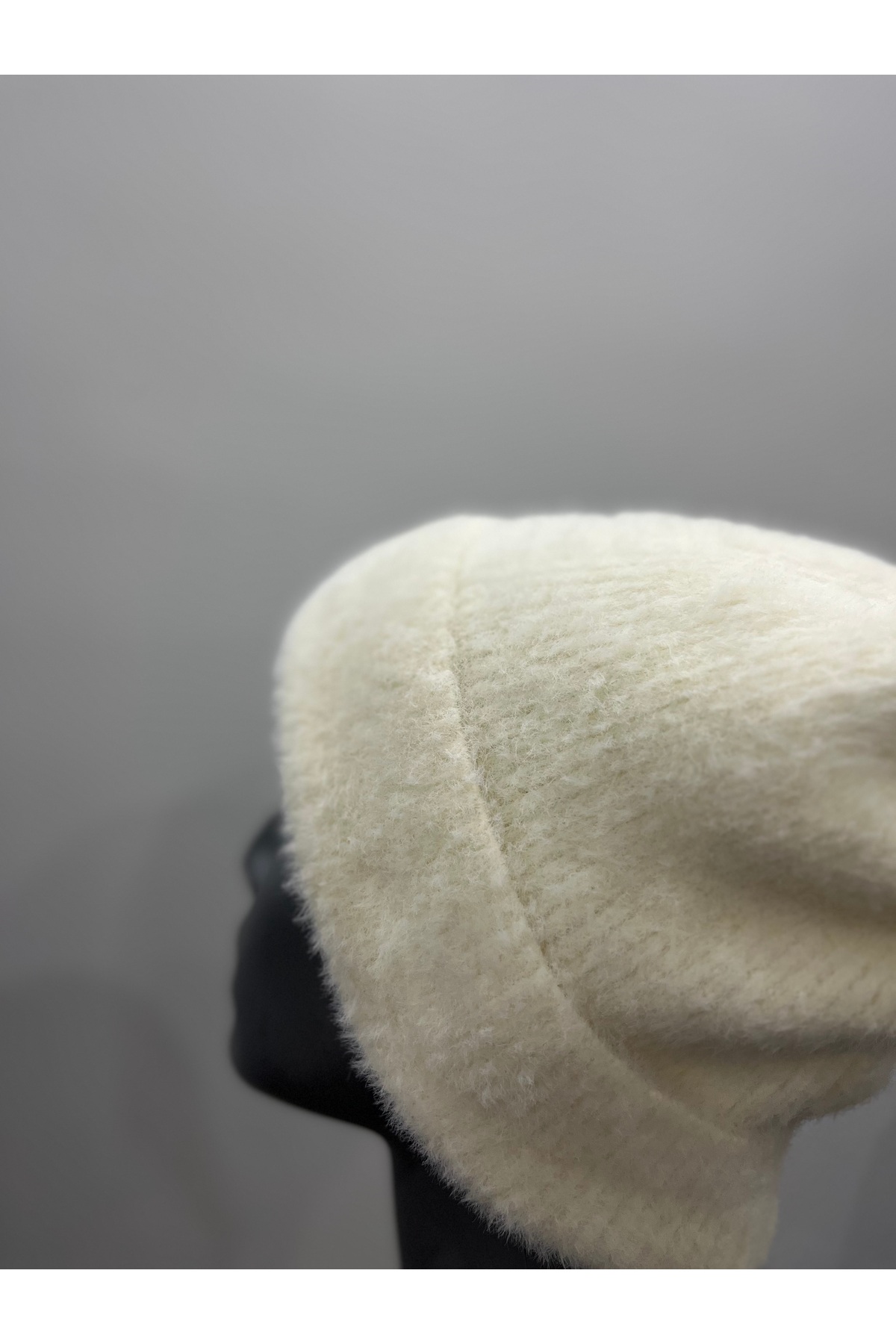 Butik  Krem Kadın Yumuşacık Akrilik Kumaş Saçaklı Tüylü Bere – Sıcak Tutucu Kışlık Şapka - Görsel 3