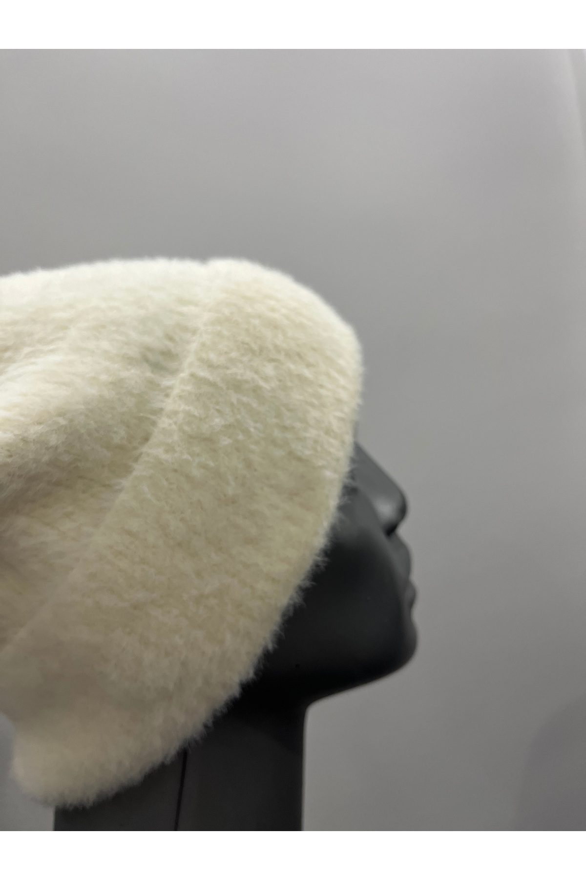 Butik  Krem Kadın Yumuşacık Akrilik Kumaş Saçaklı Tüylü Bere – Sıcak Tutucu Kışlık Şapka - Görsel 4