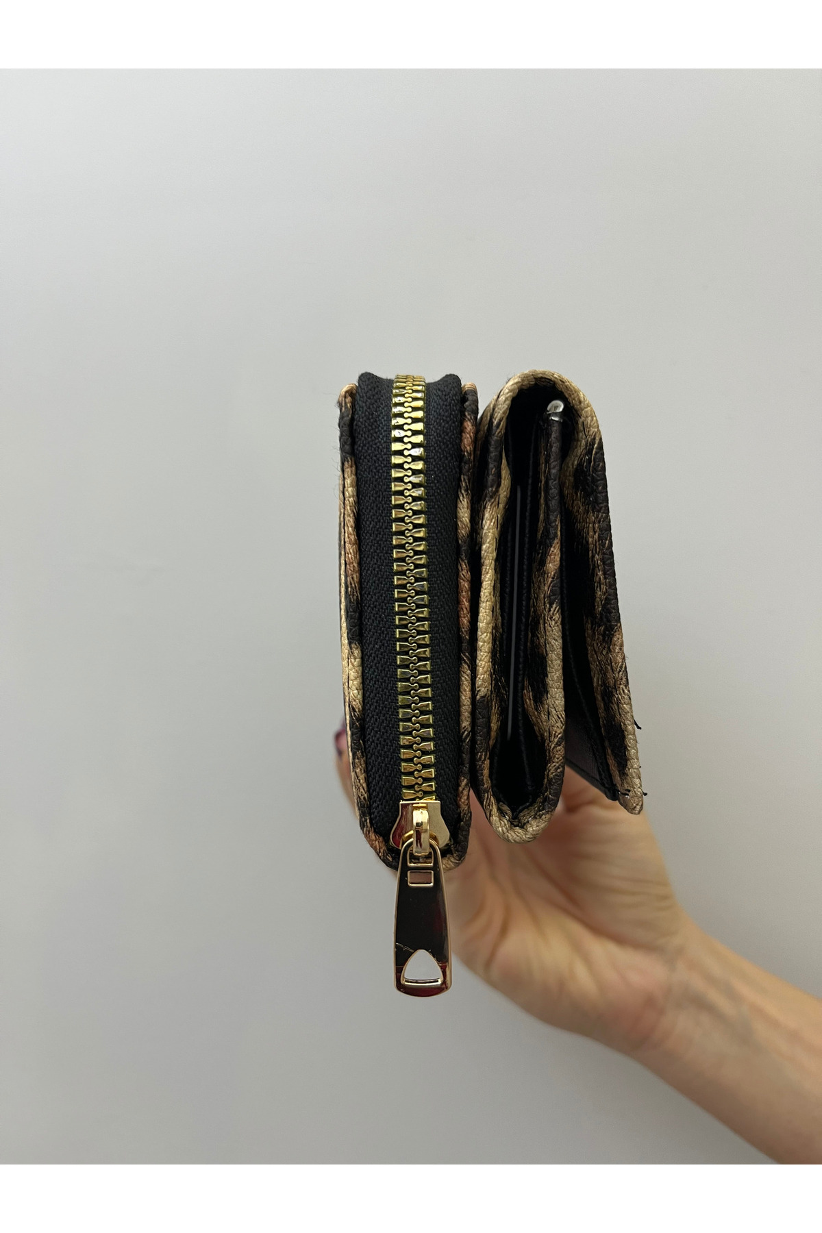 shiny ever  Siyah Krem Leopar Desenli Kadın Deri Cüzdan El Çantası Gold Detaylı - Görsel 6