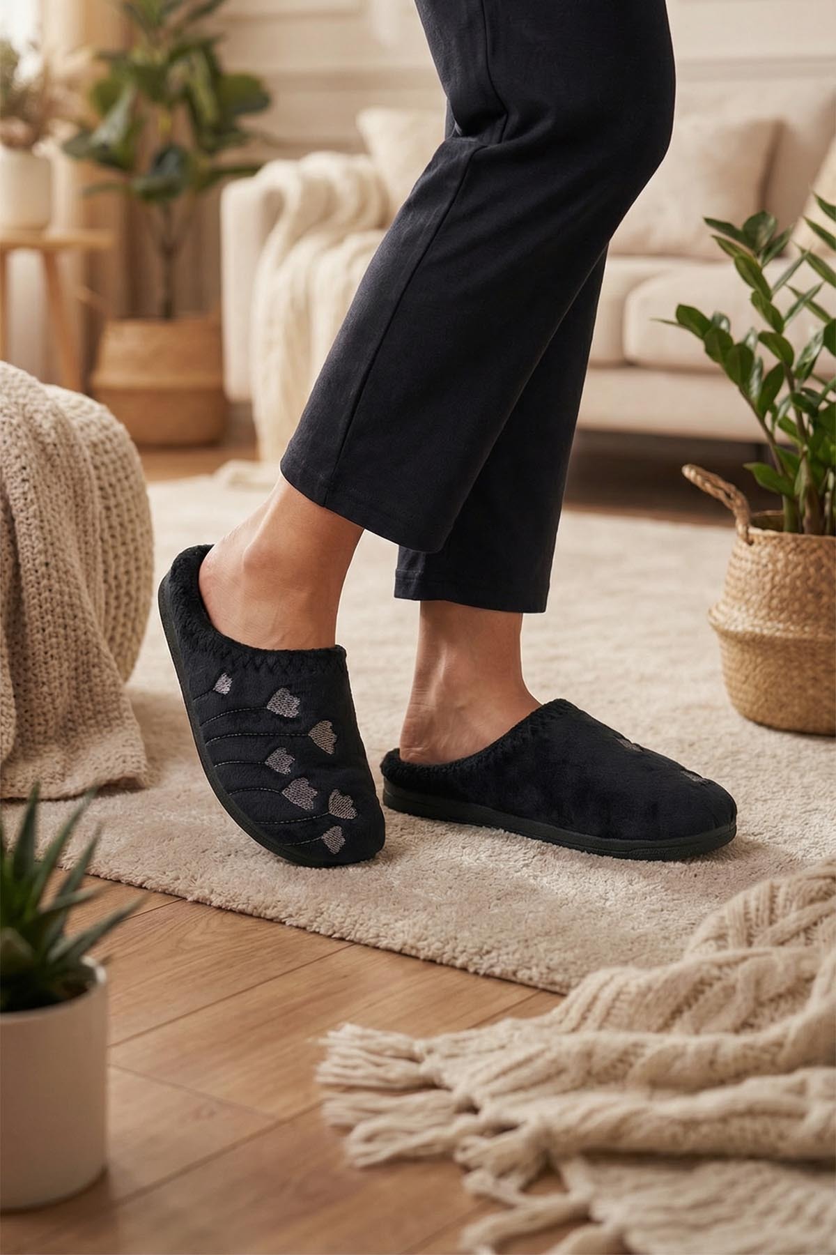 GEZER Kadın Kışlık PU Rahat Taban Nakışlı Tasarım Ev Bahçe Terlik