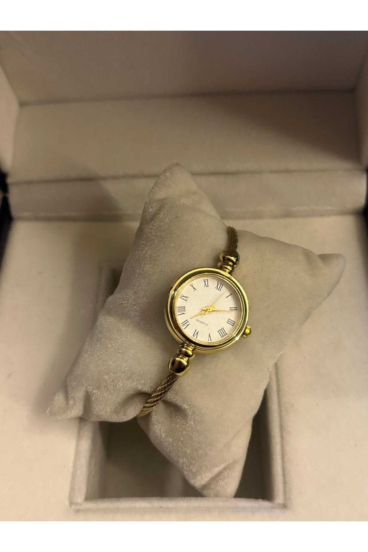 QUARTZ  Yuvarlak Roma Rakamlı Kelepçe Kordon Kol Saati