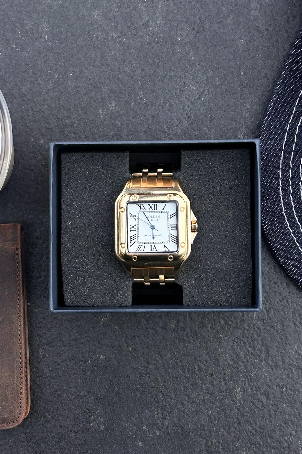 ساعت کلاسیک با اعداد رومی طلایی زرد