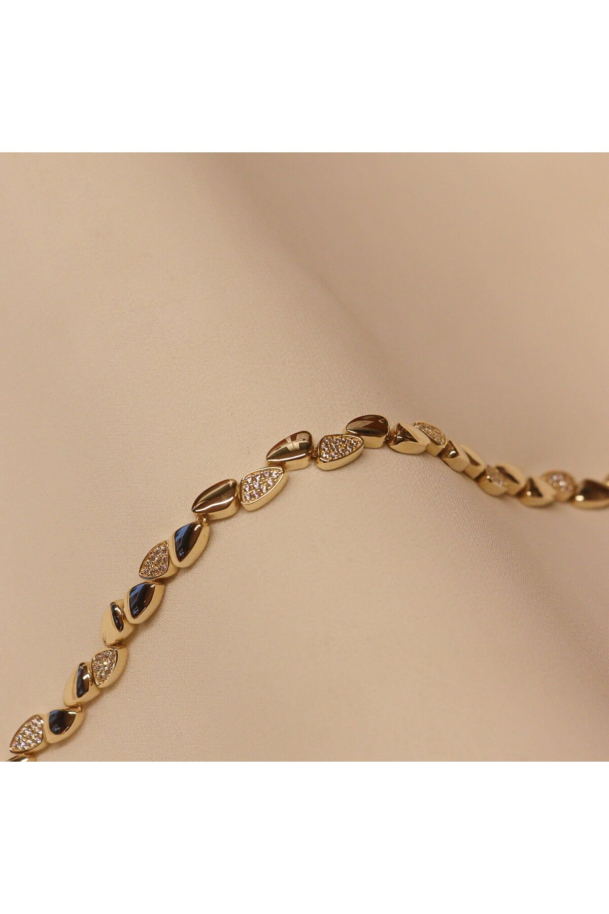 TAHAN MÜCEVHERAT Üçgen Tasarım Modern Bileklik