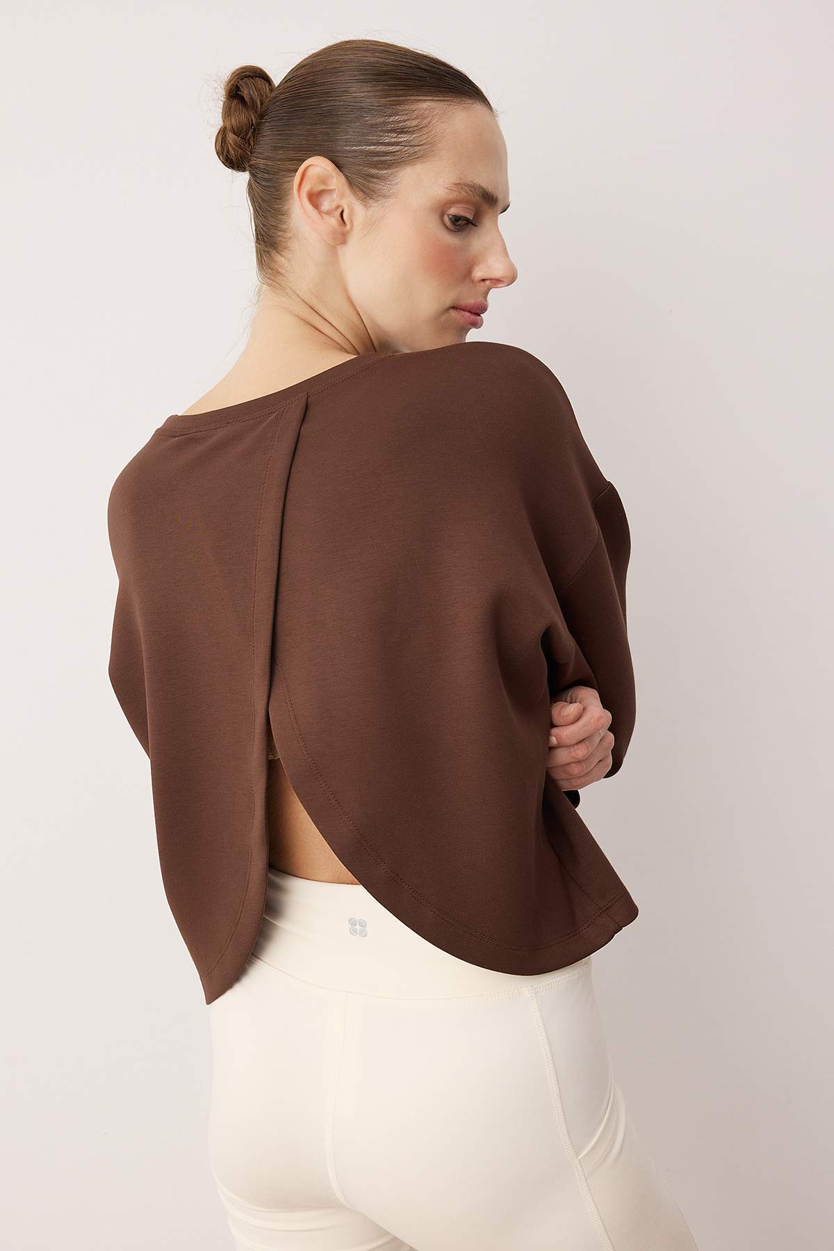 Trendyolmilla Kahverengi Sırt Yırtmaç Detaylı Spor Örme Sweatshirt THMAW26SW00003