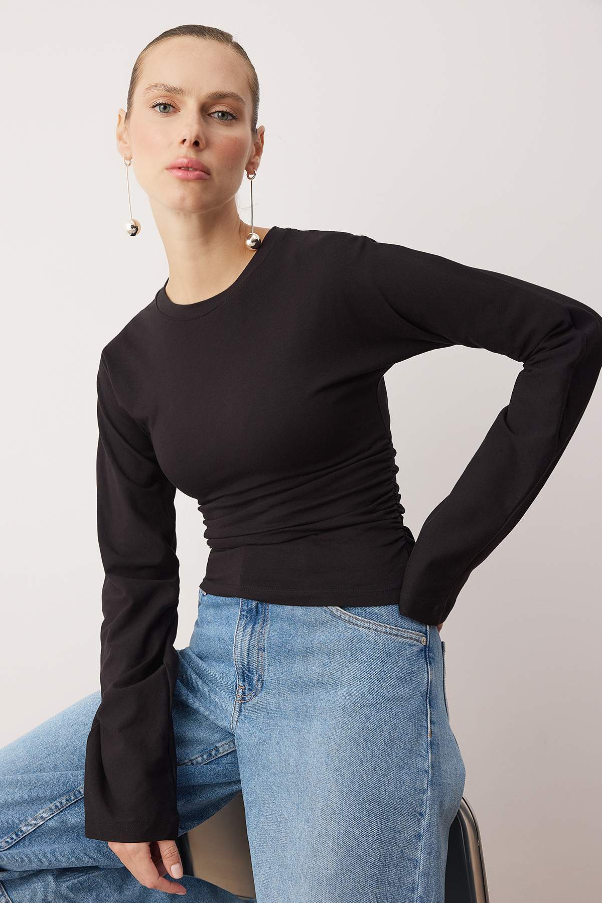 Trendyolmilla  Siyah İspanyol Kol Büzgü Detaylı Regular/Normal Kalıp Örme Bluz TWOAW26BZ00293 - Görsel 2