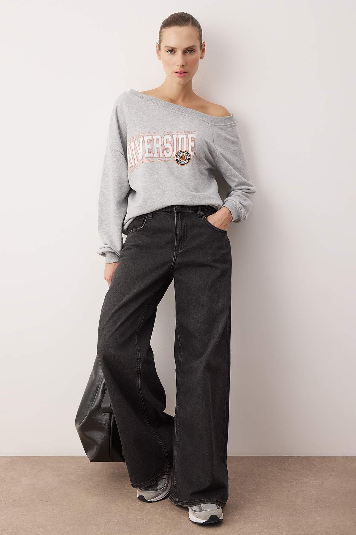 Trendyolmilla  Gri Melanj Antrasit Slogan Baskılı Açık Omuzlu Örme Sweatshirt TWOAW26SW00201 - Görsel 3