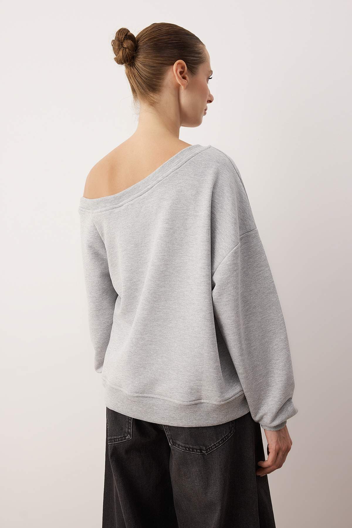 Trendyolmilla  Gri Melanj Antrasit Slogan Baskılı Açık Omuzlu Örme Sweatshirt TWOAW26SW00201 - Görsel 5