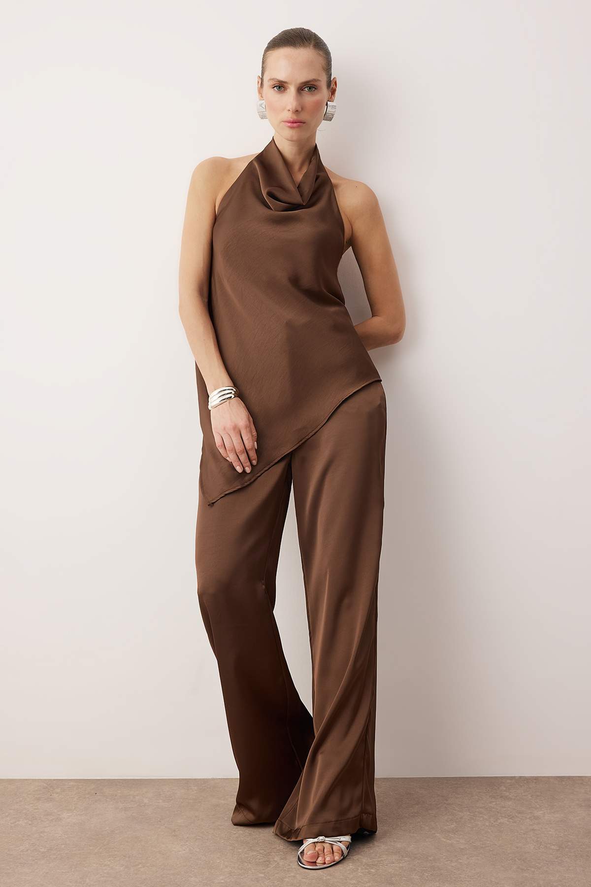 Trendyolmilla  Kahverengi Degaje Yaka Asimetrik Kesim Saten Bluz Pantolon Party Alt - Üst Takım TPRAW26AU00005 - Görsel 8