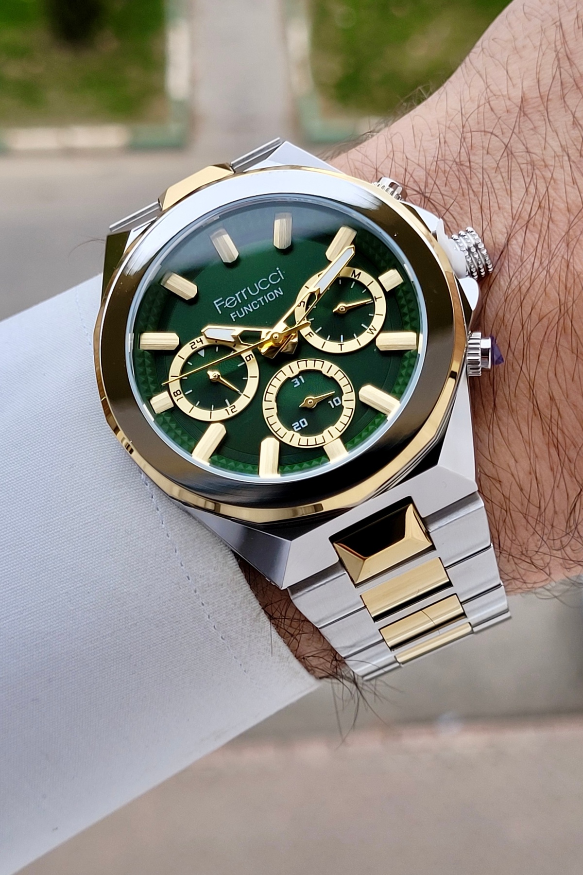 ساعت مچی مردانه فعال با صفحه مشکی، بند نقره‌ای رنگ ۴۳ میلی‌متری و نشانگرهای داخلی