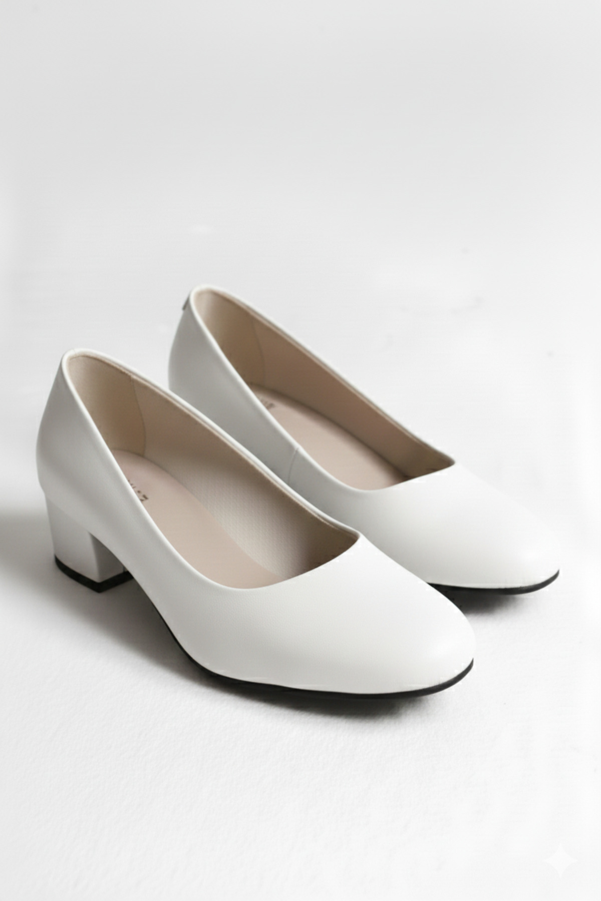 Crista  Hakiki Deri Beyaz Alçak Topuklu Burnu Kare Klasik Hostes Ayakkabısı - Görsel 3