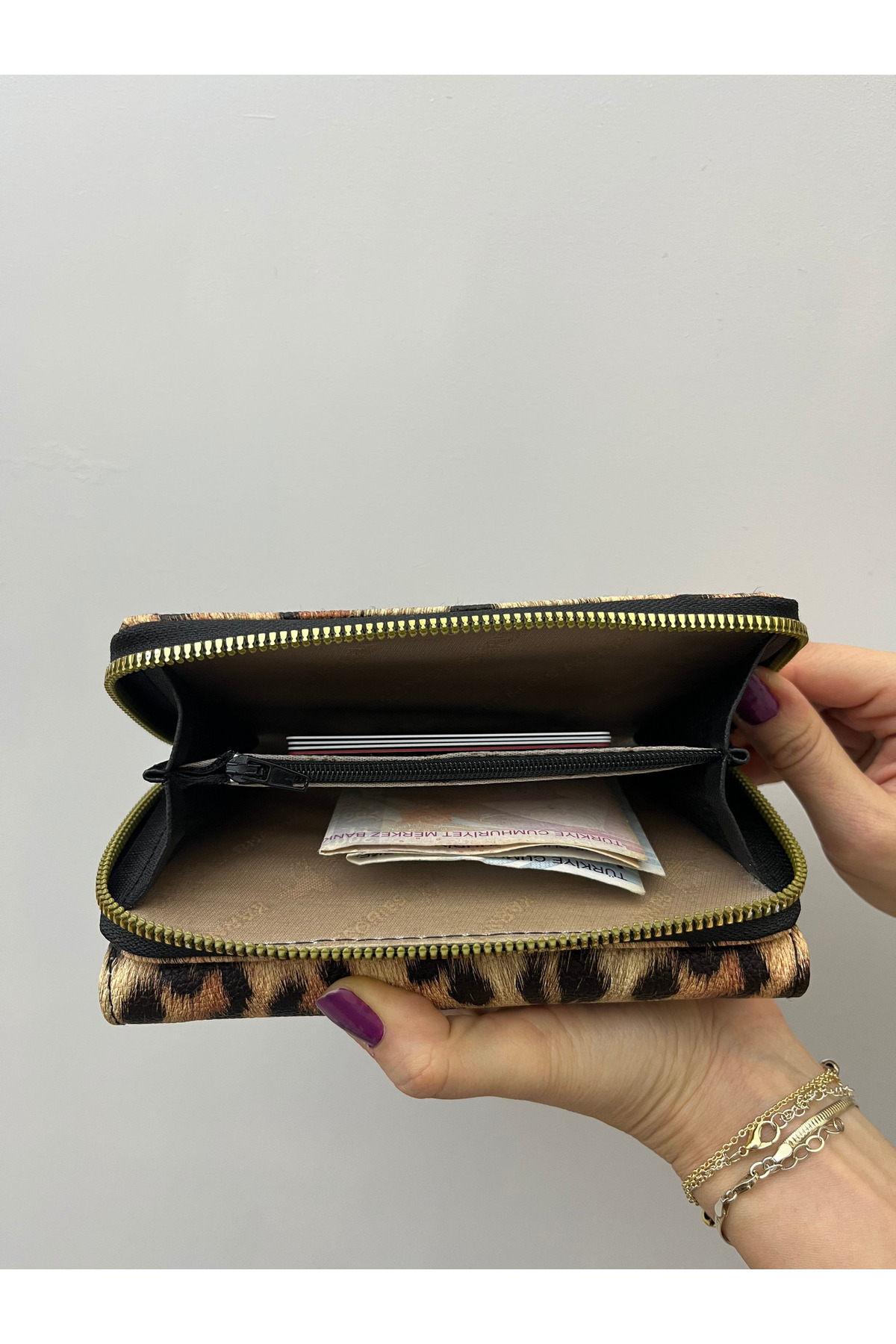 shiny ever  Siyah Krem Leopar Desenli Kadın Deri Cüzdan El Çantası Gold Detaylı - Görsel 4