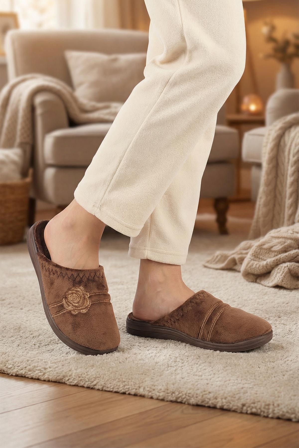 GEZER Kadın Kışlık PU Rahat Taban Nakışlı Tasarım Ev Bahçe Terlik