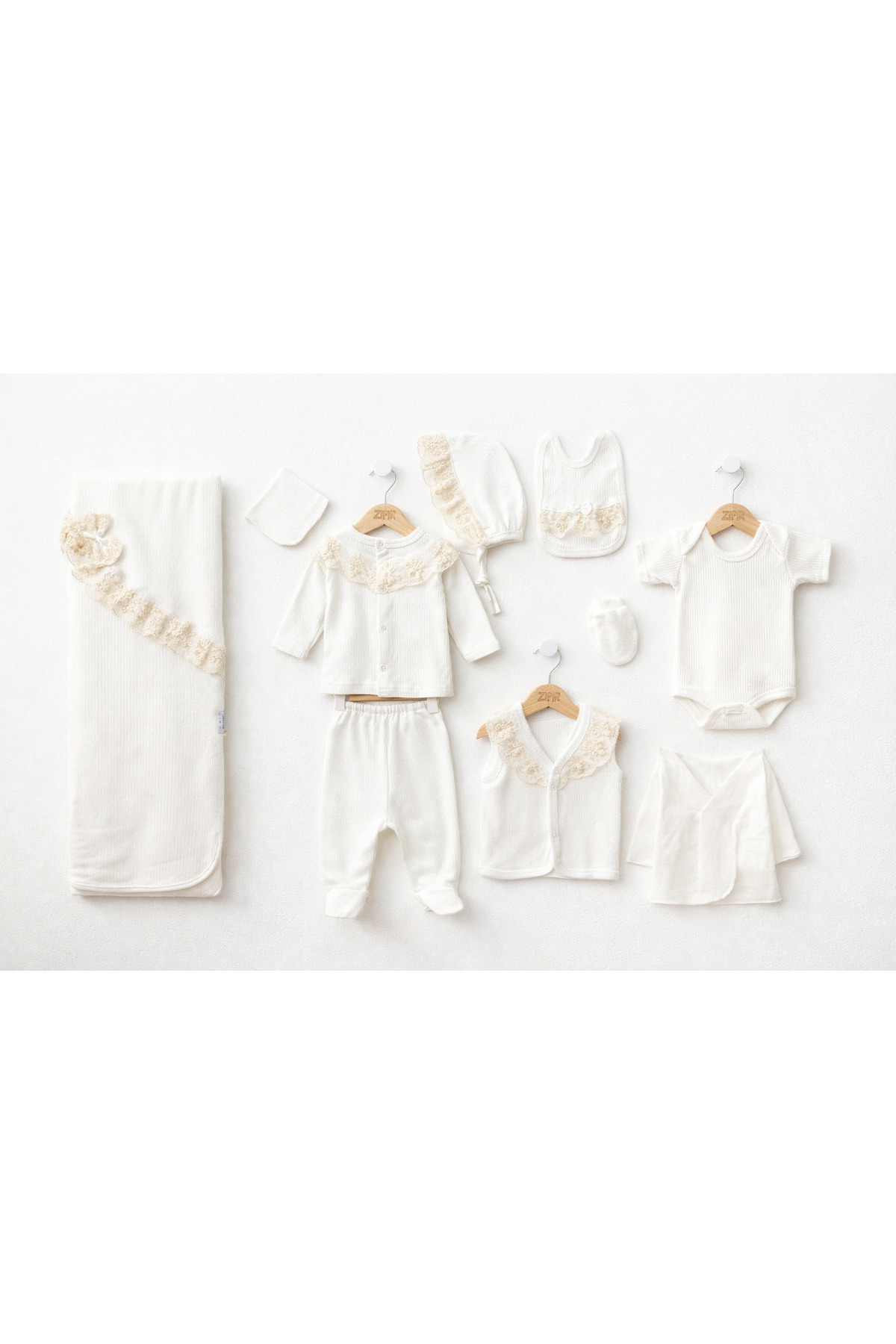 moukou KIZ BEBEK FRANSIZ DANTELLİ FİSTOLU 10'LU YENİDOĞAN HASTANE ÇIKIŞI SETİ KUTULU fotoğrafı 3 (önizleme)