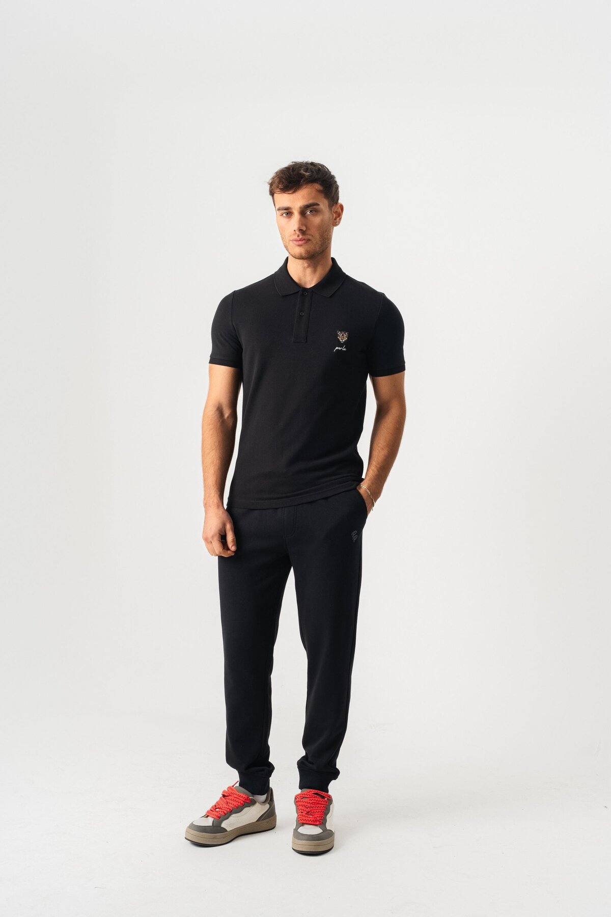 PİERO PERLA Siyahın tüm asaleti ve şıklığını buluşturan bu tişört, Sadece bir parça değil; tarzını anlatan se