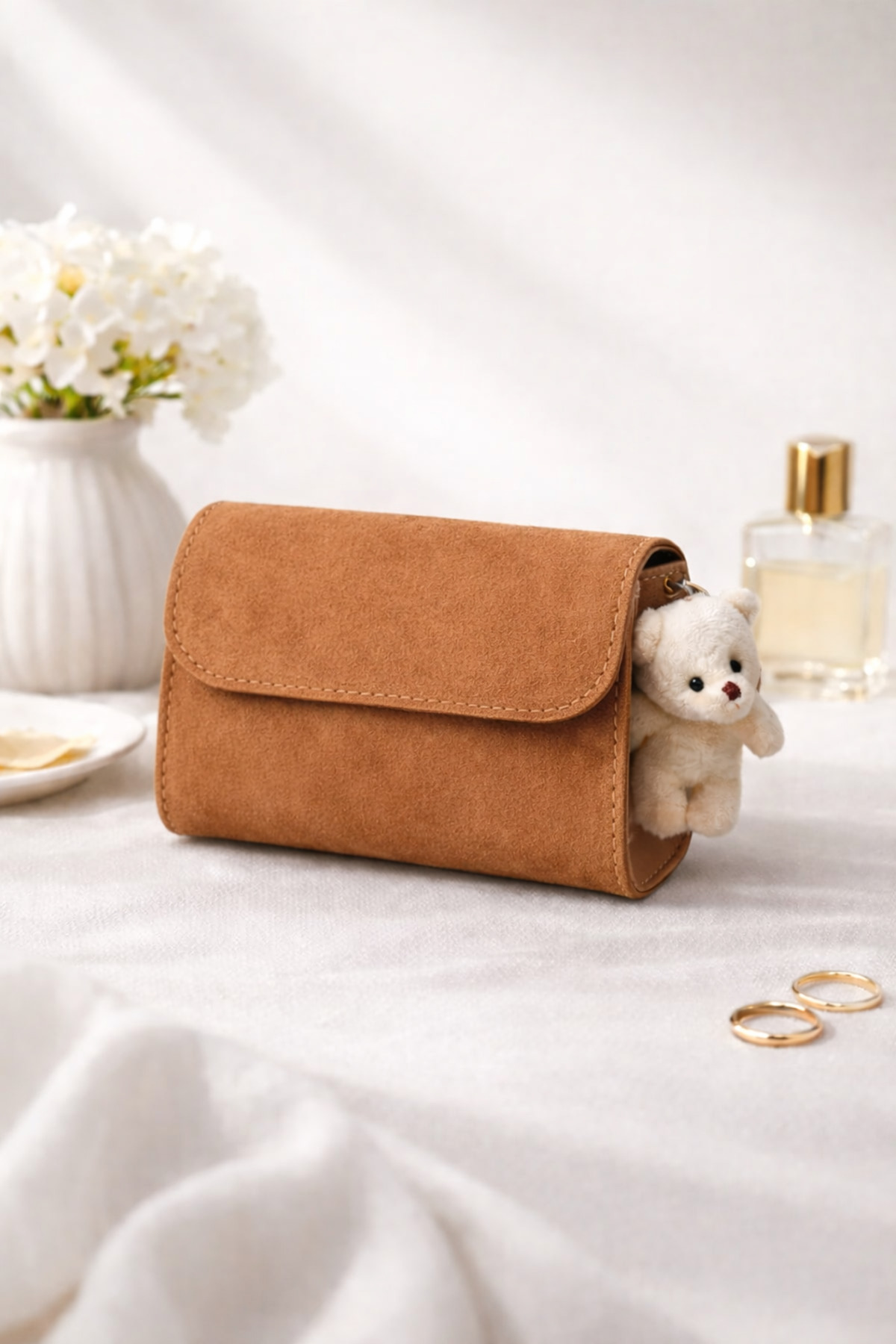 LİZZY BAG حقيبة يد/كتف نسائية من جلد الغزال بتفاصيل دب (تأتي مع حزام ...