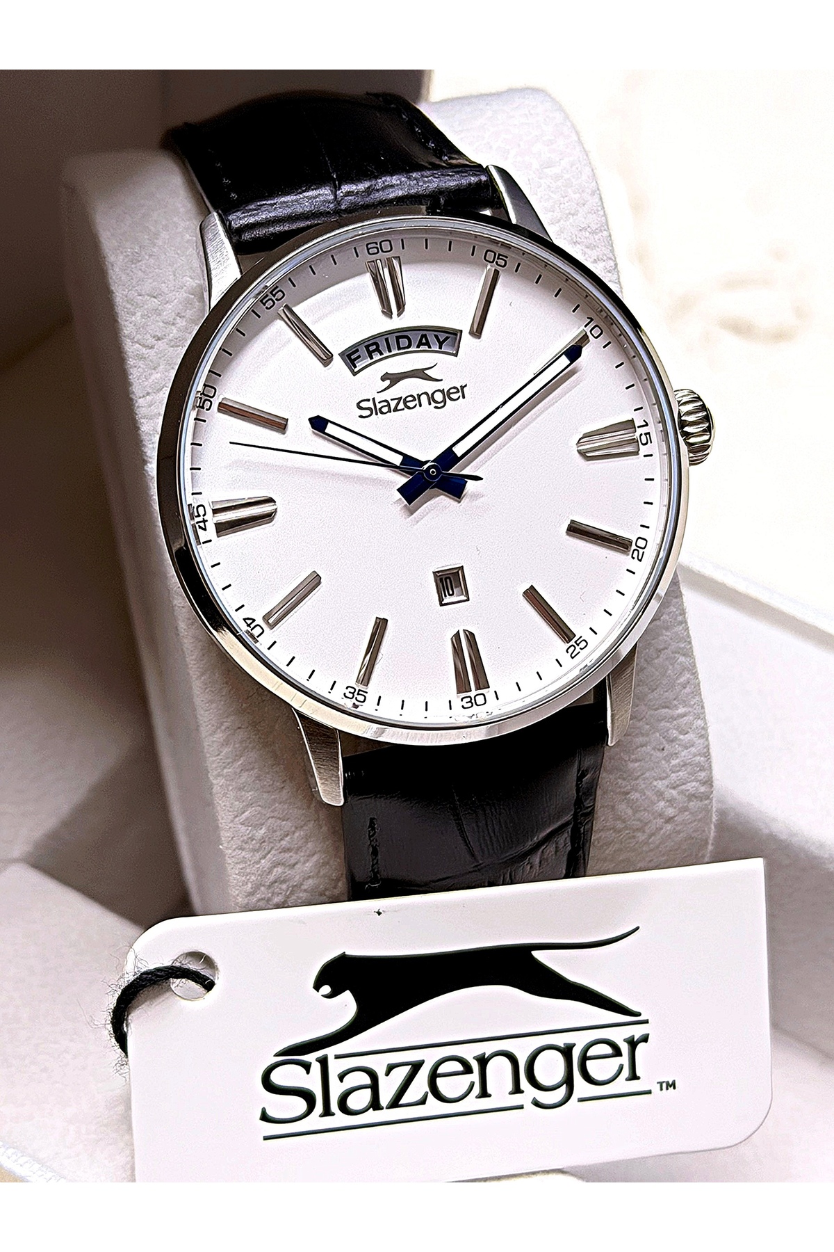 مقاومت در برابر آب تا ۱۰ اتمسفر، بند چرمی مشکی، تمام عملکردها فعال، قاب نقره‌ای، ساعت مچی مردانه