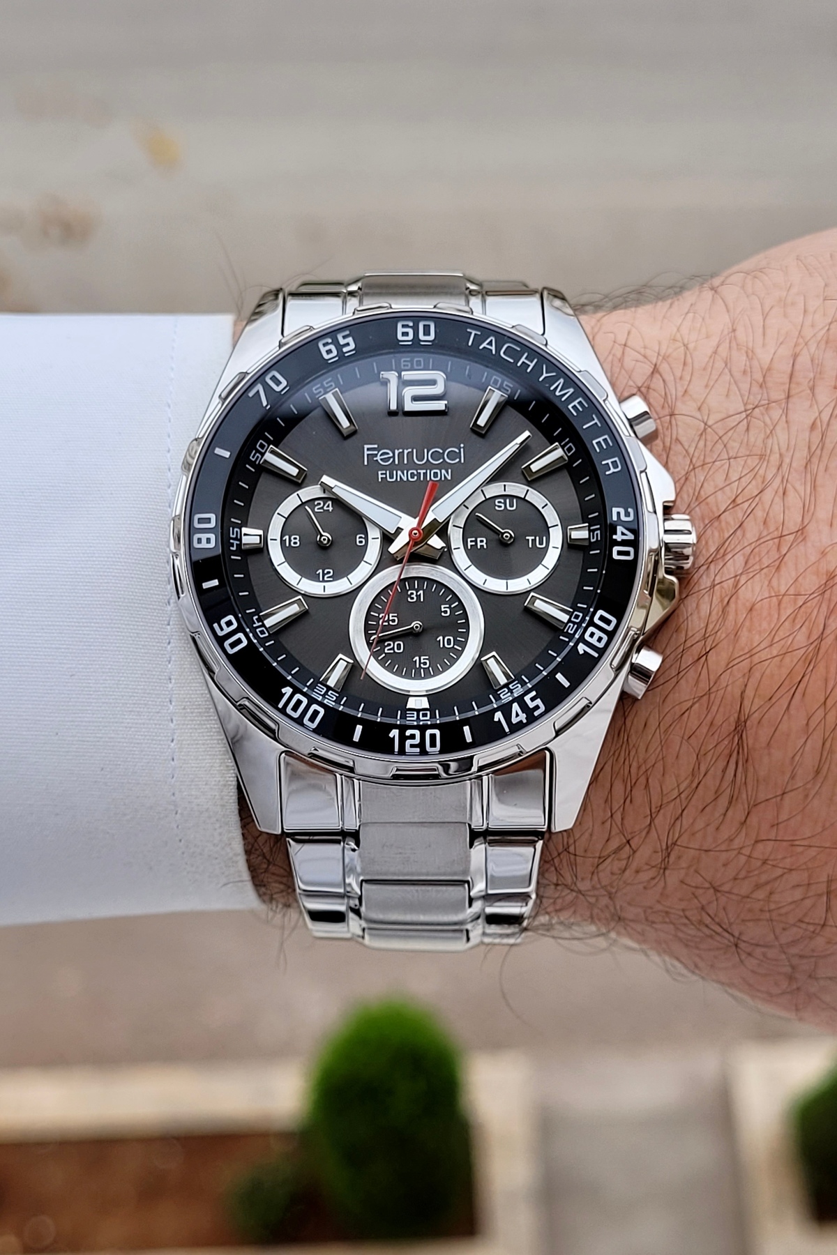 صفحه مشکی، بند فلزی رنگ‌دار، ضمانت ۲ ساله، ۴۴ میلی‌متر، نشانگرها، ساعت مچی مردانه فعال