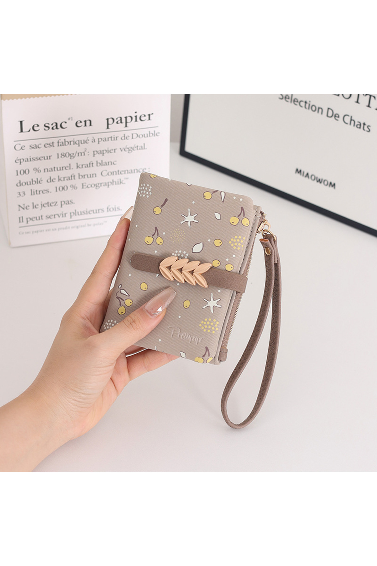 Minimalist Elegance: Small Zippered Card Holder Wallet with Leaf Buckle