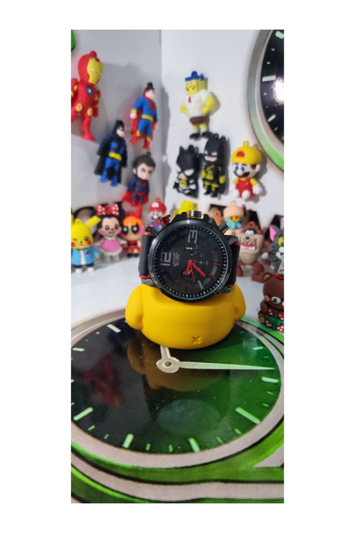 ساعت مردانه جمع‌وجور با بند سیلیکونی و جزئیات رنگی