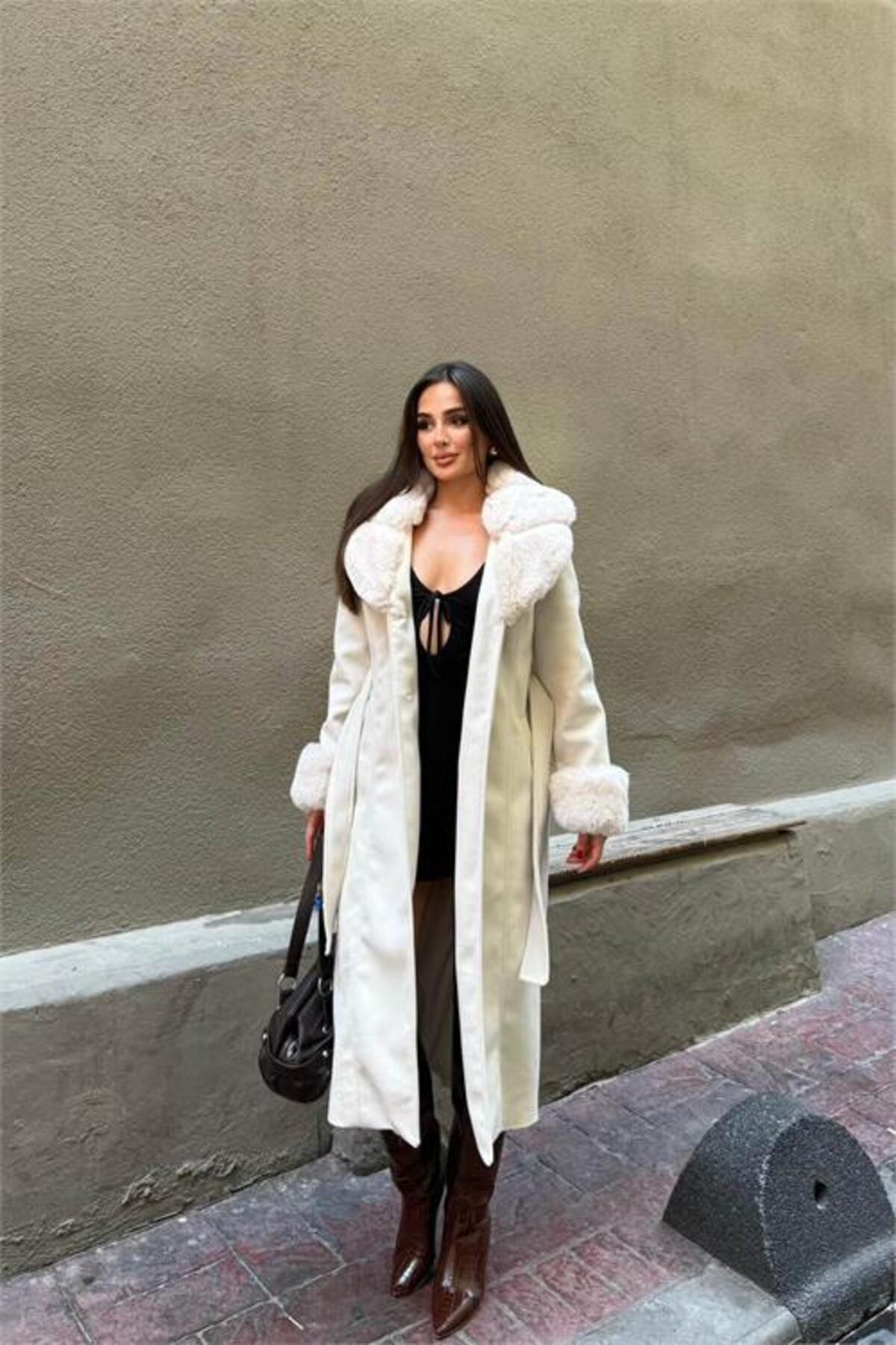 Neşeli Butik kadın bej bilek ve yaka kürk detaylı tam boy kaşe kaban NBSTR1033