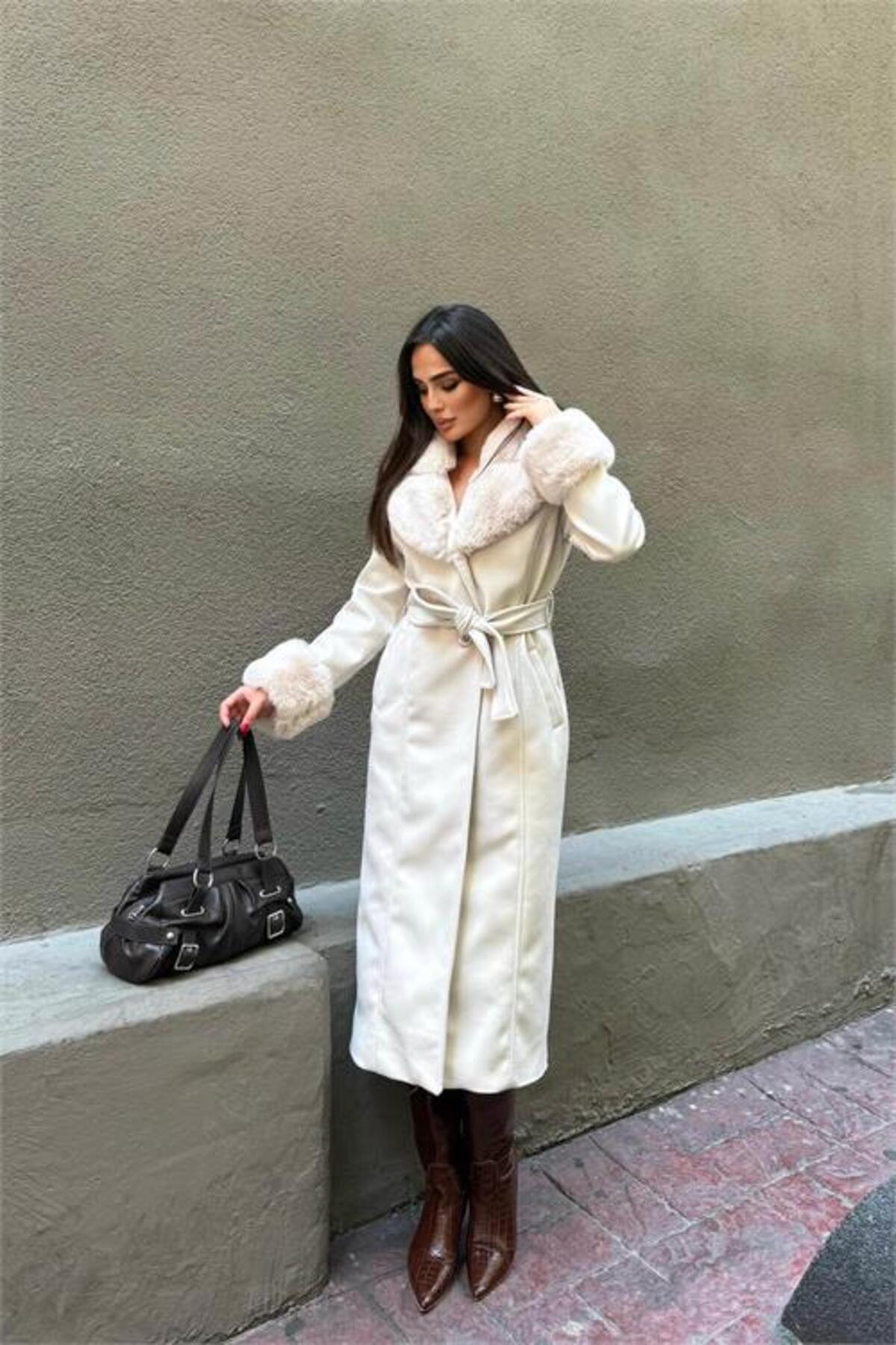 Neşeli Butik kadın bej bilek ve yaka kürk detaylı tam boy kaşe kaban NBSTR1033 görsel 5