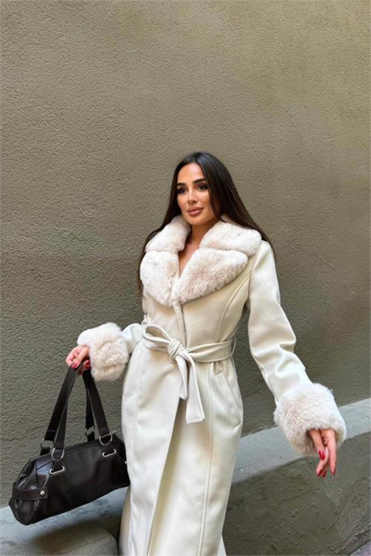 Neşeli Butik kadın bej bilek ve yaka kürk detaylı tam boy kaşe kaban NBSTR1033 görsel 4
