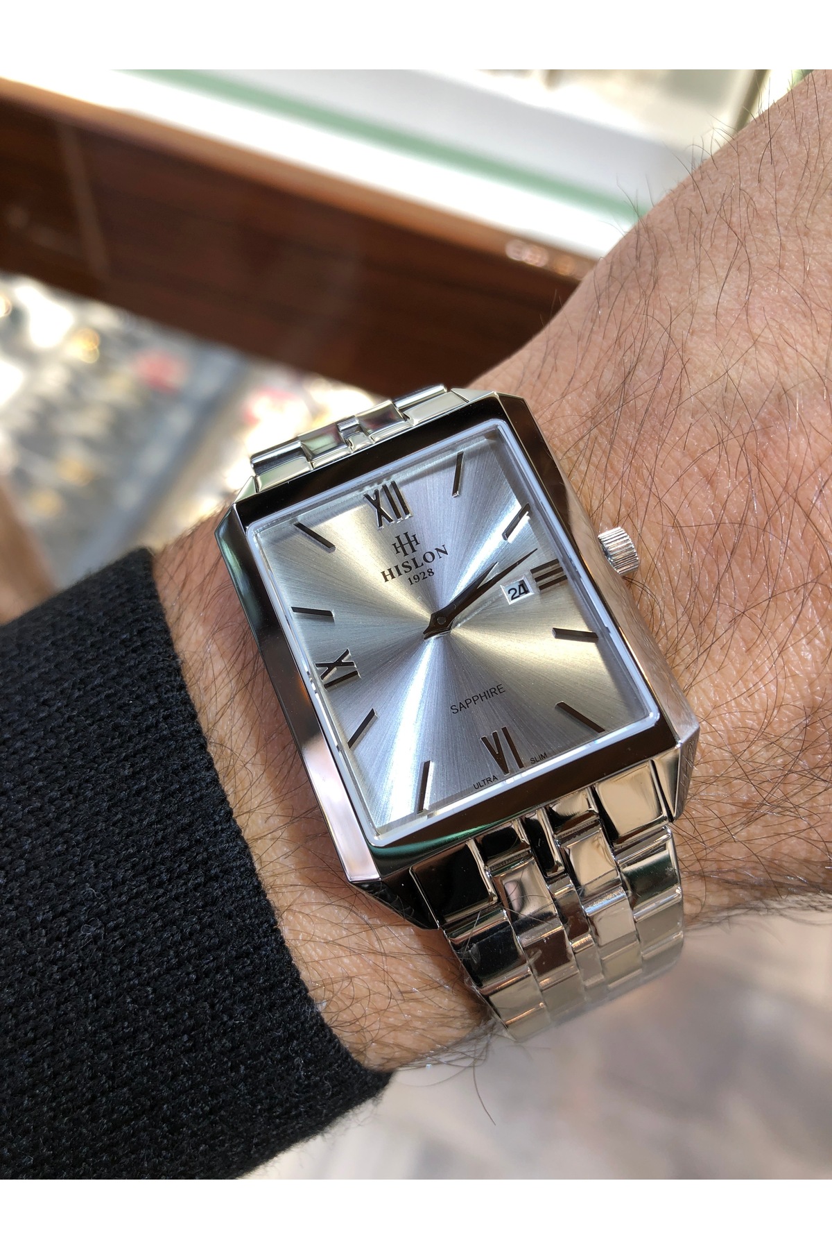 ساعت مچی مردانه ضدآب با قاب باریک مستطیلی، صفحه‌ی تقویم، شیشه‌ی یاقوتی، قفل پروانه‌ای و شیشه یاقوتی