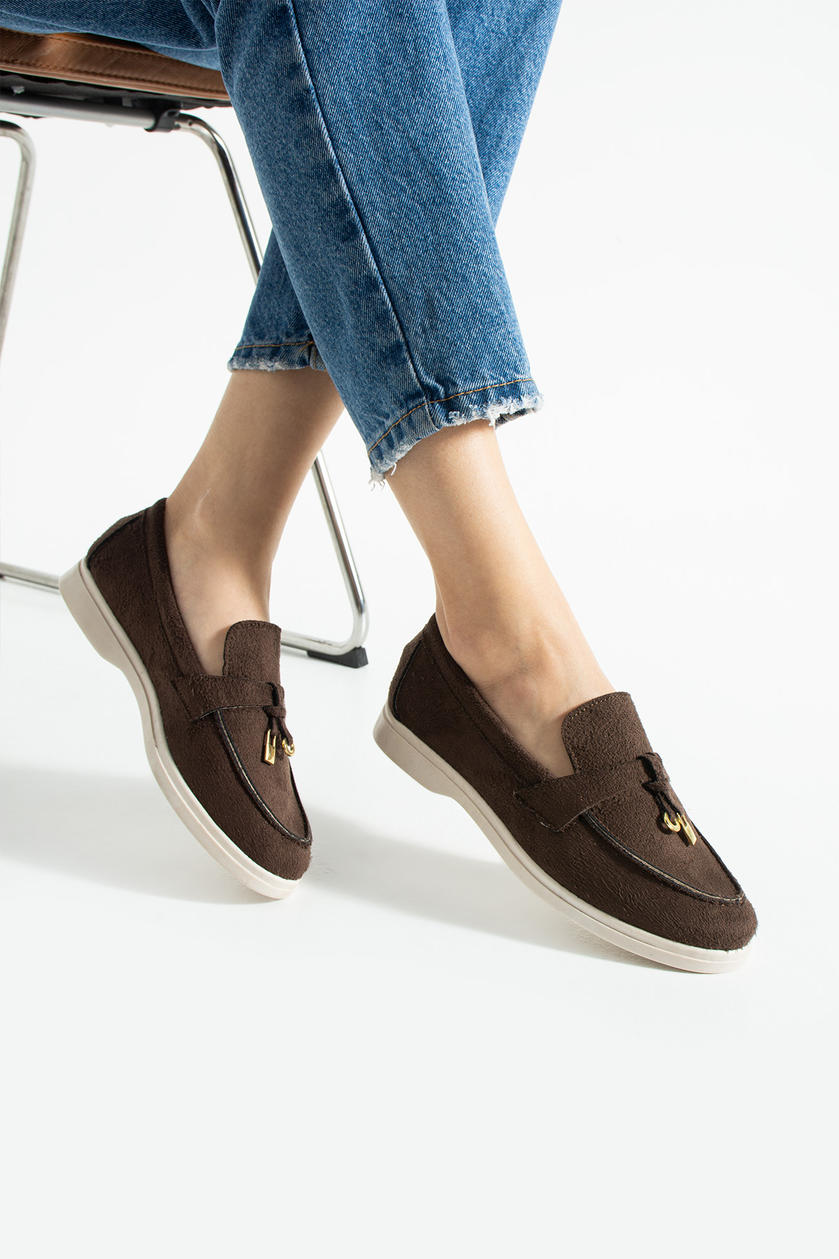 حذاء لوفر نسائي بني اللون بإبزيم للاستخدام اليومي