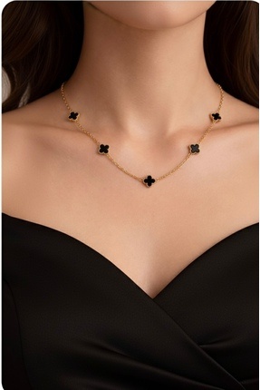 BELLA TAKI & AKSESUAR Siyah Yonca Detaylı Gold Çelik Kolye – Şans Simgeli Zar...