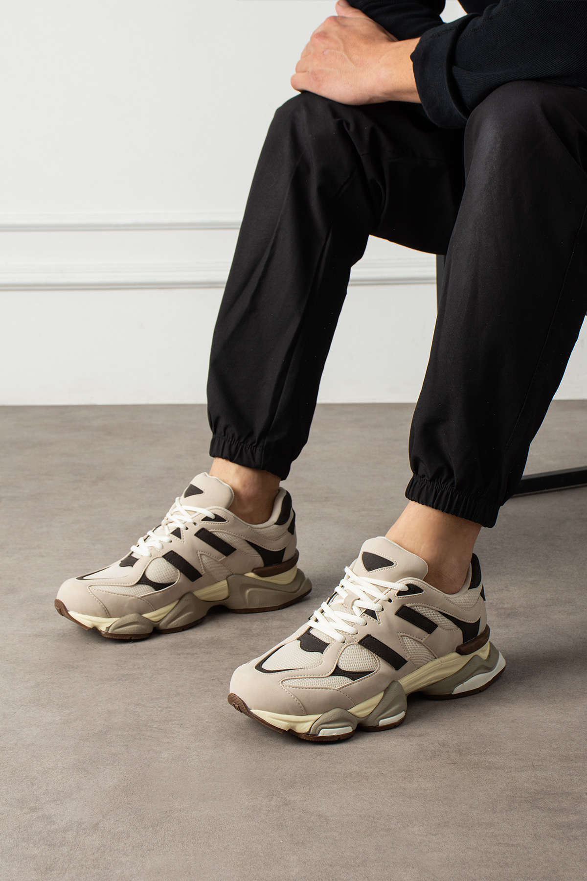 کفش ورزشی یونیسکس خاکستری روزانه با کفی بلند