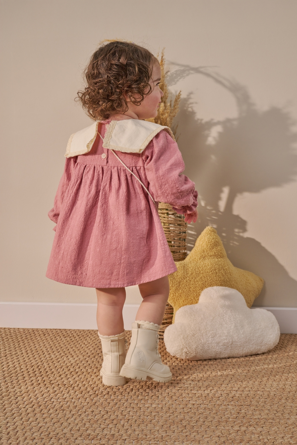 Minipodyum Nakış Detaylı Bebe Yaka Çantalı Keten Kız Bebek Elbise fotoğrafı 4 (önizleme)