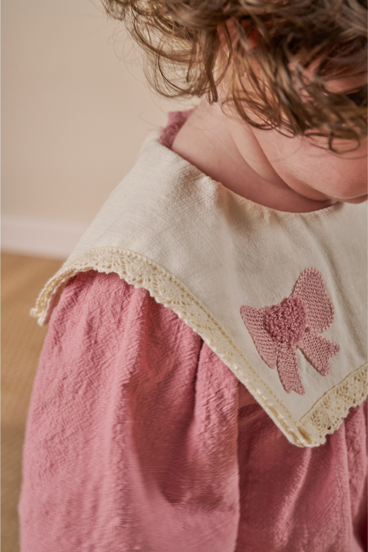 Minipodyum Nakış Detaylı Bebe Yaka Çantalı Keten Kız Bebek Elbise fotoğrafı 6 (önizleme)