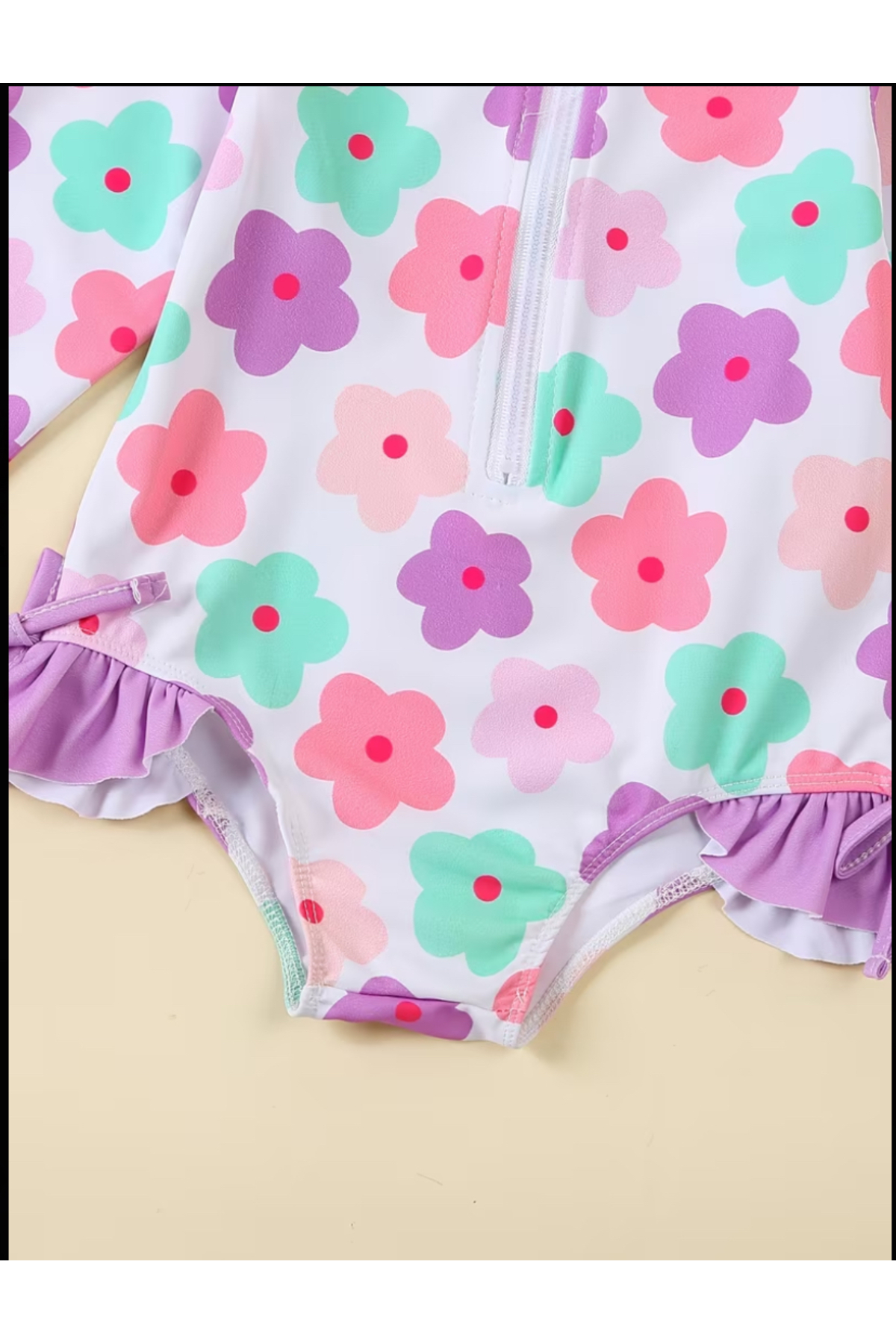 MODA Çiçek desenli kız bebek tulum mayo, uzun kollu, ince yapılı, fırfır detaylı, yaz için ideal. fotoğrafı 3 (önizleme)