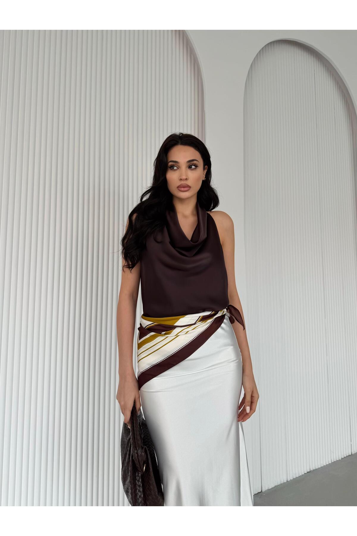 Serica Moda  Kahve Degaje Yaka Dökümlü Saten Bluz - Görsel 5