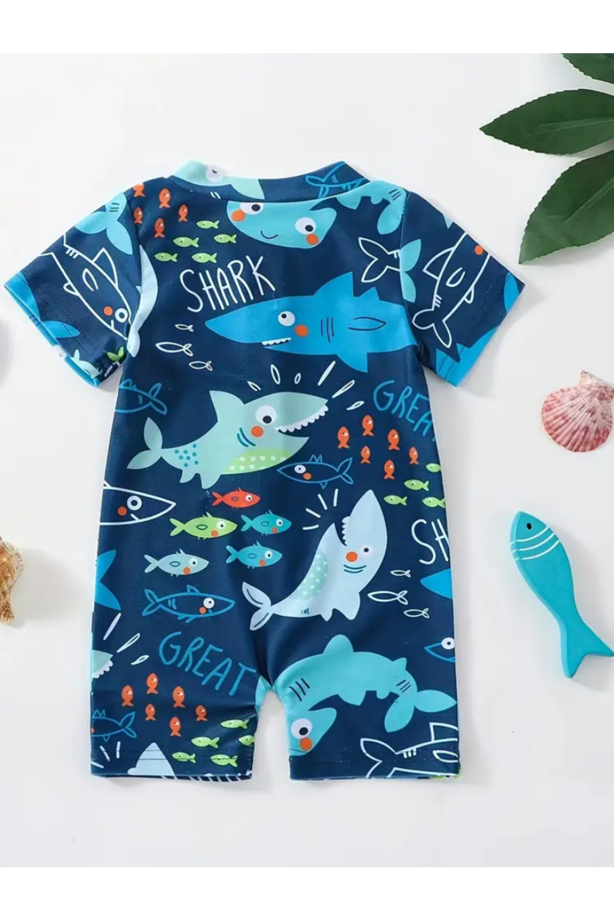 MODA Köpekbalığı desenli bebek mayo tulum. Hafif, esnek ve rahat yapısıyla yaz için idealdir. fotoğrafı 2 (önizleme)