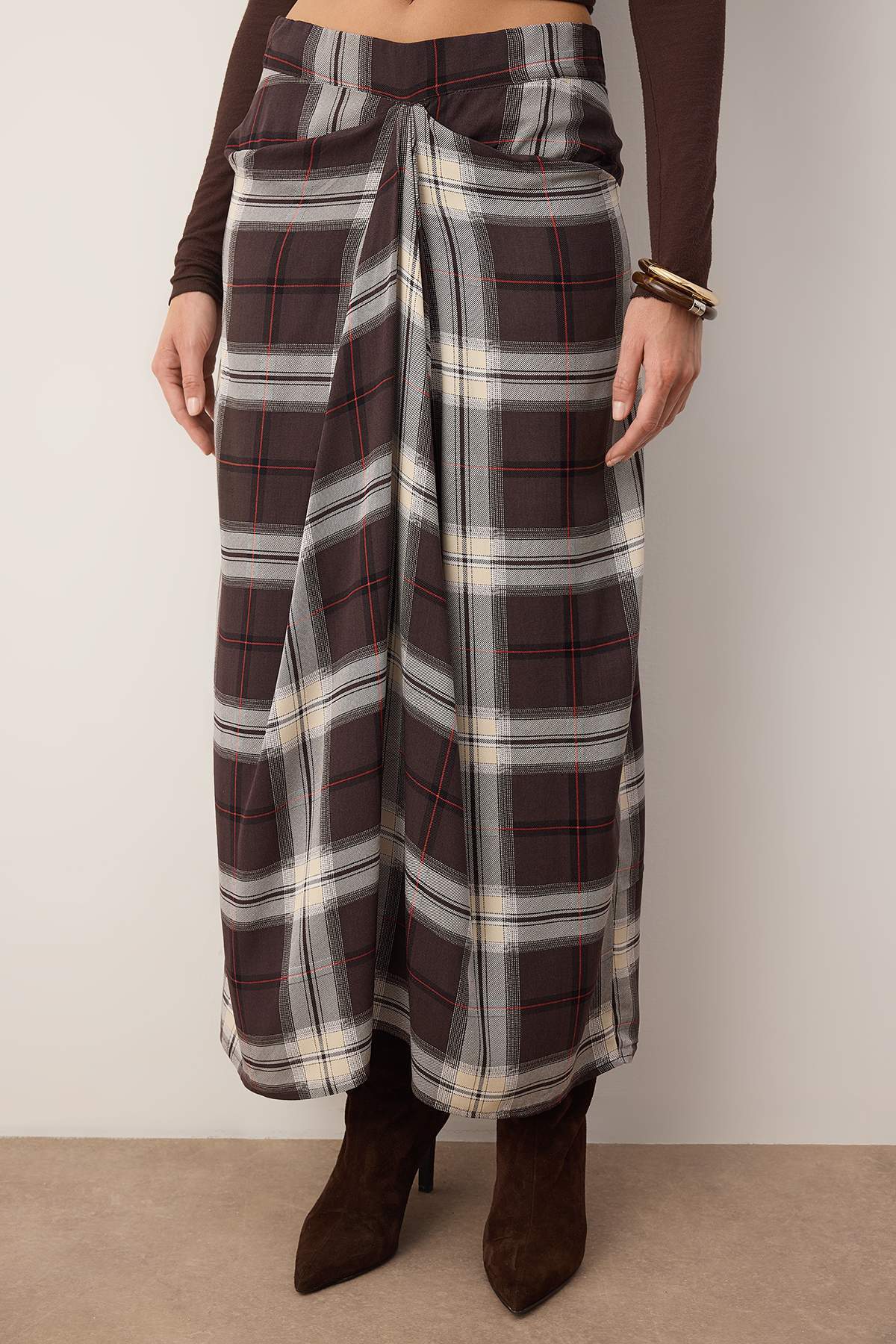 Trendyolmilla  Kahverengi Ekoseli Bel Detaylı Uzun Maxi Etek TWOAW26ET00159 - Görsel 3