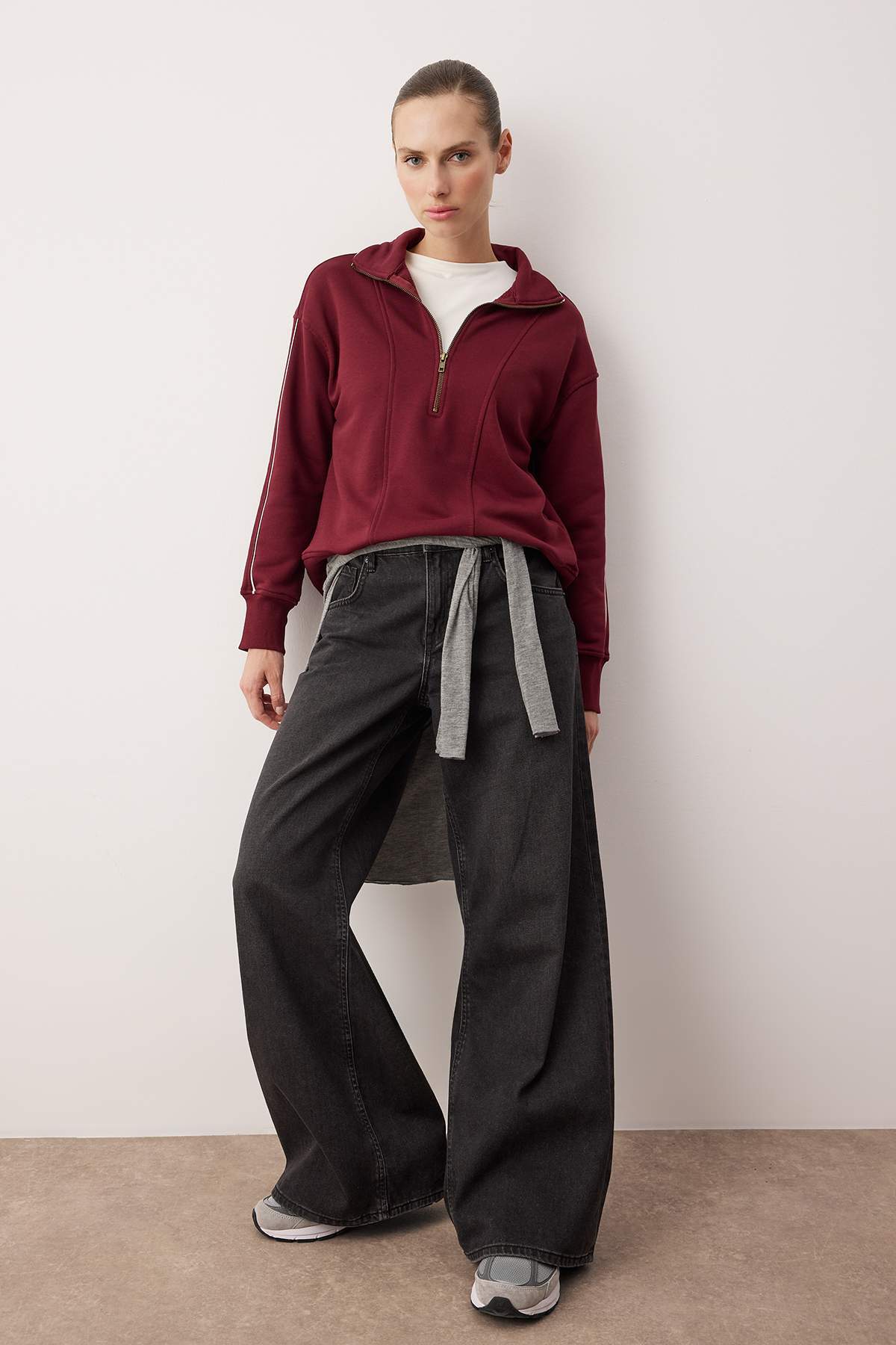 Trendyolmilla  Bordo Fermuarlı Polo Yaka Şerit Detaylı Regular/Normal Kesim Örme Sweatshirt TWOAW26SW00034