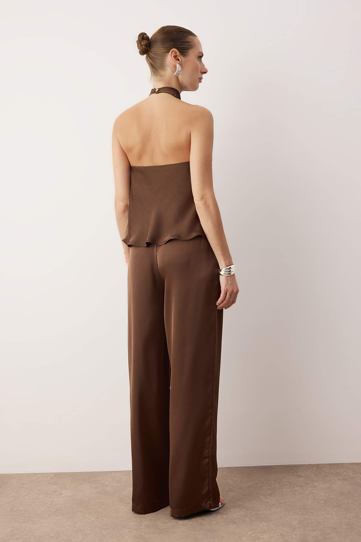 Trendyolmilla  Kahverengi Degaje Yaka Asimetrik Kesim Saten Bluz Pantolon Party Alt - Üst Takım TPRAW26AU00005 - Görsel 10
