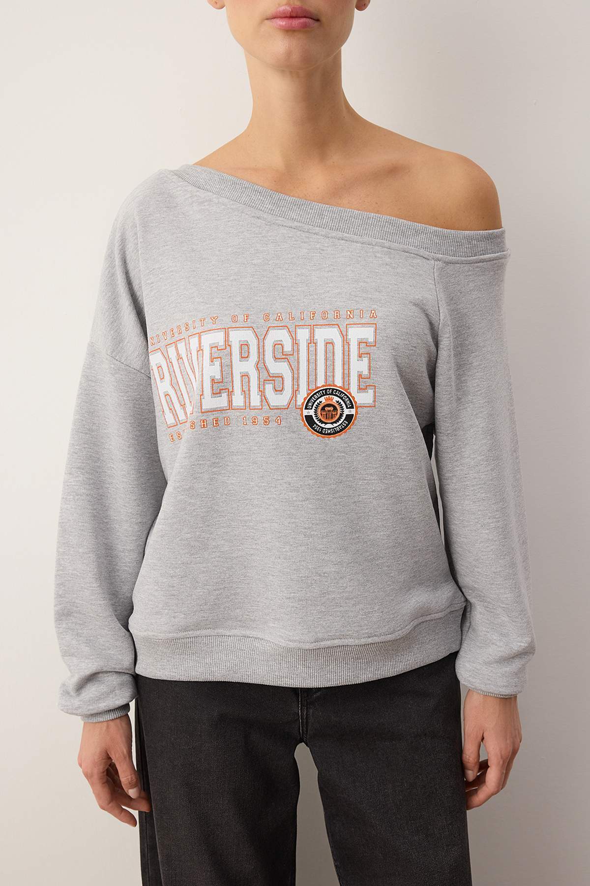 Trendyolmilla  Gri Melanj Antrasit Slogan Baskılı Açık Omuzlu Örme Sweatshirt TWOAW26SW00201 - Görsel 4