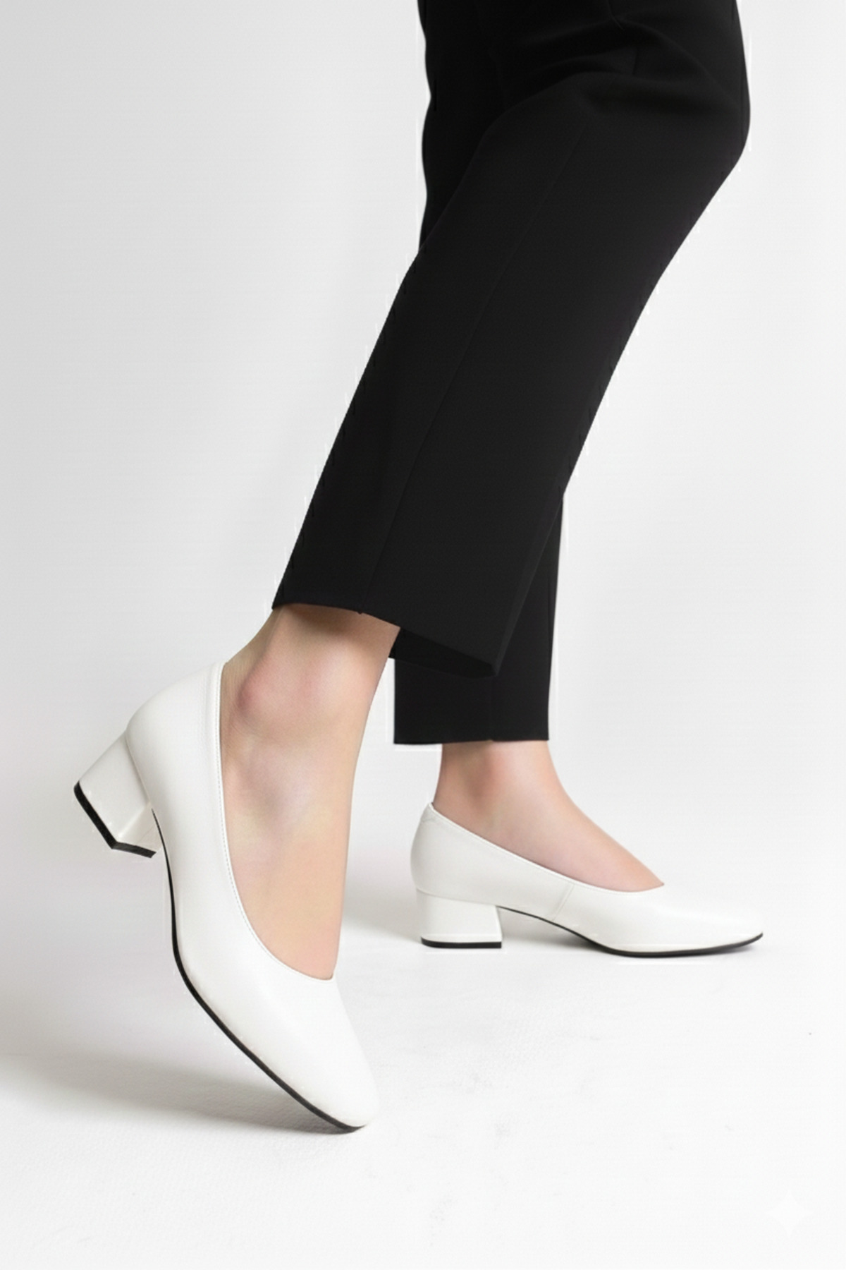 Crista  Hakiki Deri Beyaz Alçak Topuklu Burnu Kare Klasik Hostes Ayakkabısı