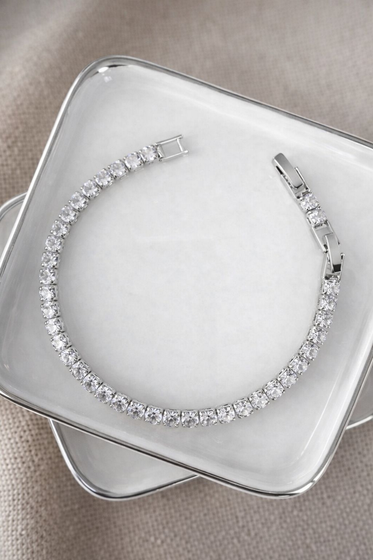 DEMOKAN Kadın Kare Kesim Su Yolu Bileklik