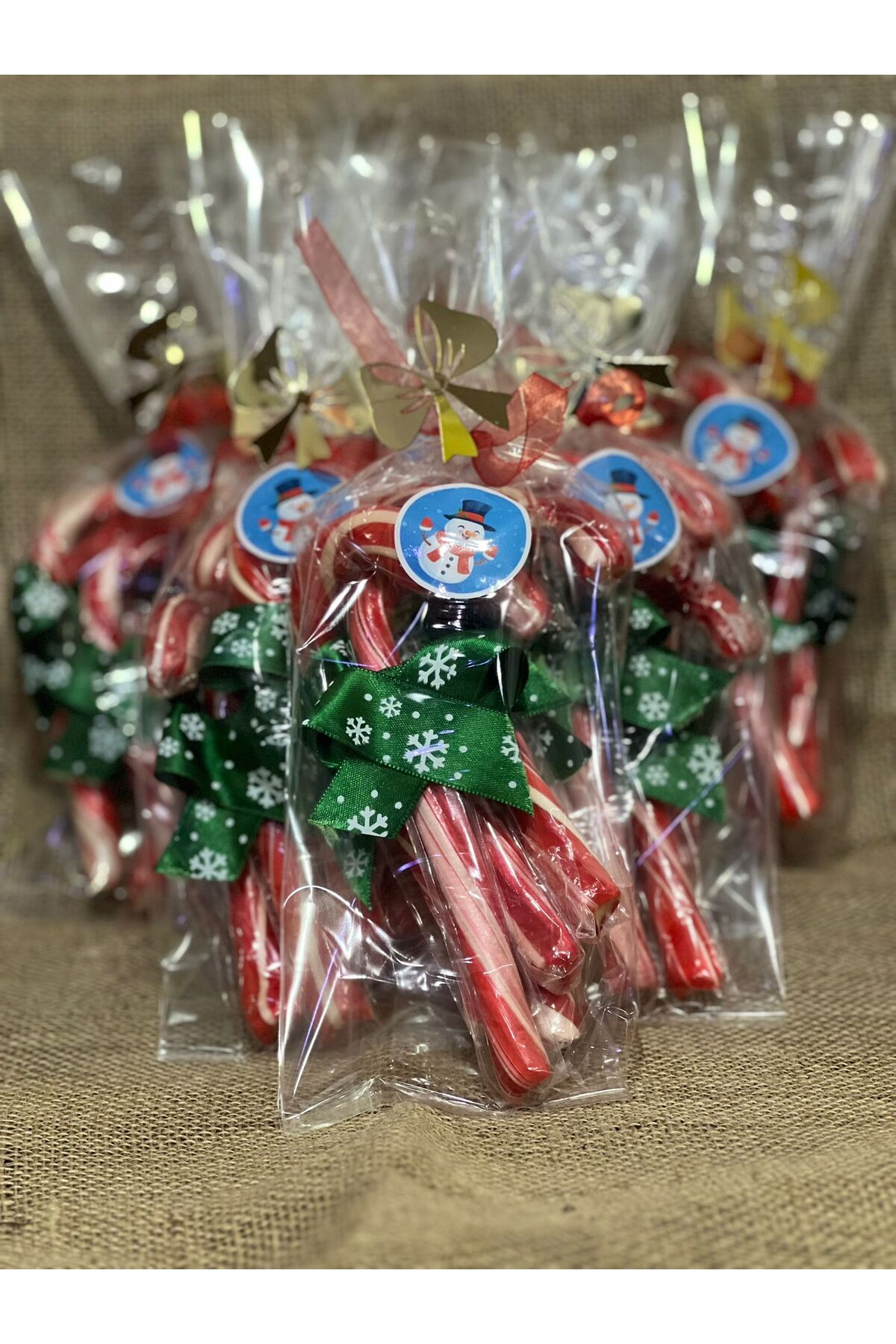 MEWA ŞEKERLEME VE YÖRESEL ÜRÜNLER Yılbaşı Baston Şeker(20 Adet) resimdeki ambalajlı dekorlu şekilde gönderilecektir