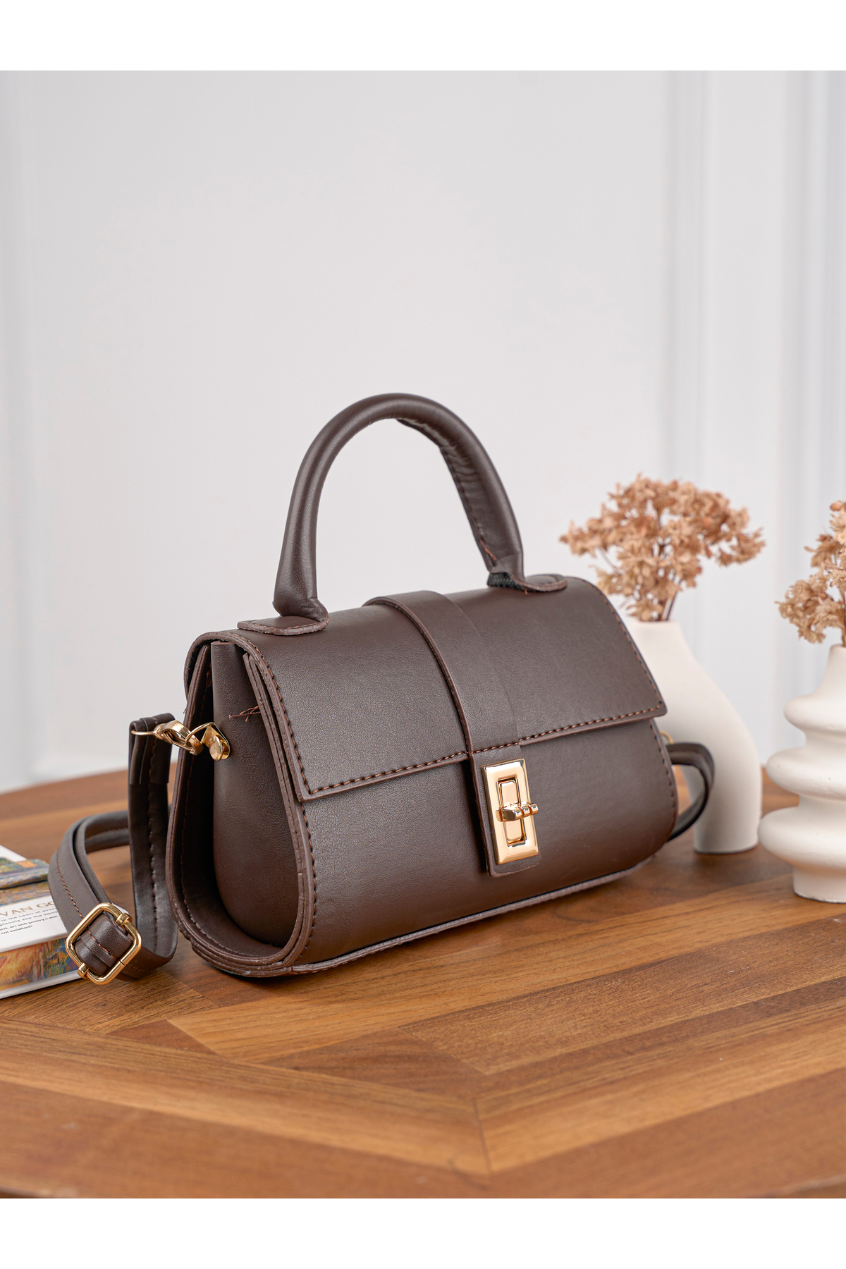 Mojeva Руби модел мини дамска чанта с регулируеми странични дръжки и капак