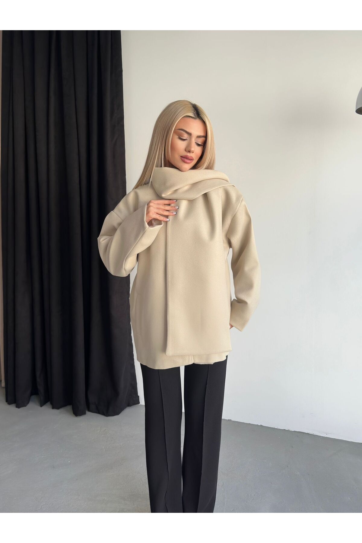 ParlaMira  Kadın Taş Rengi Şal Detaylı Pamuksu Dokulu Premium Kaşe Kaban - Görsel 4