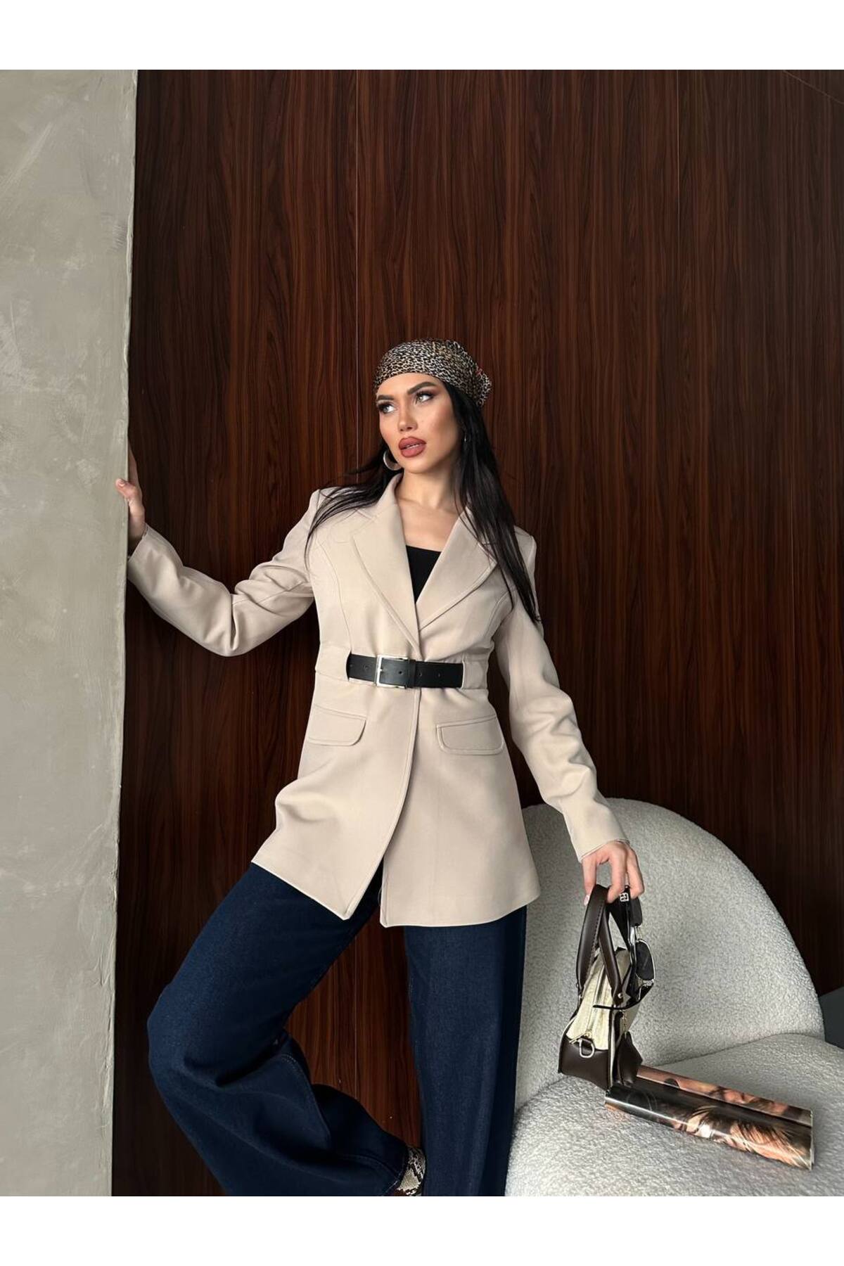 سترة نسائية كريمية مع حزام وتفصيل كتف مبطن - Görsel 3