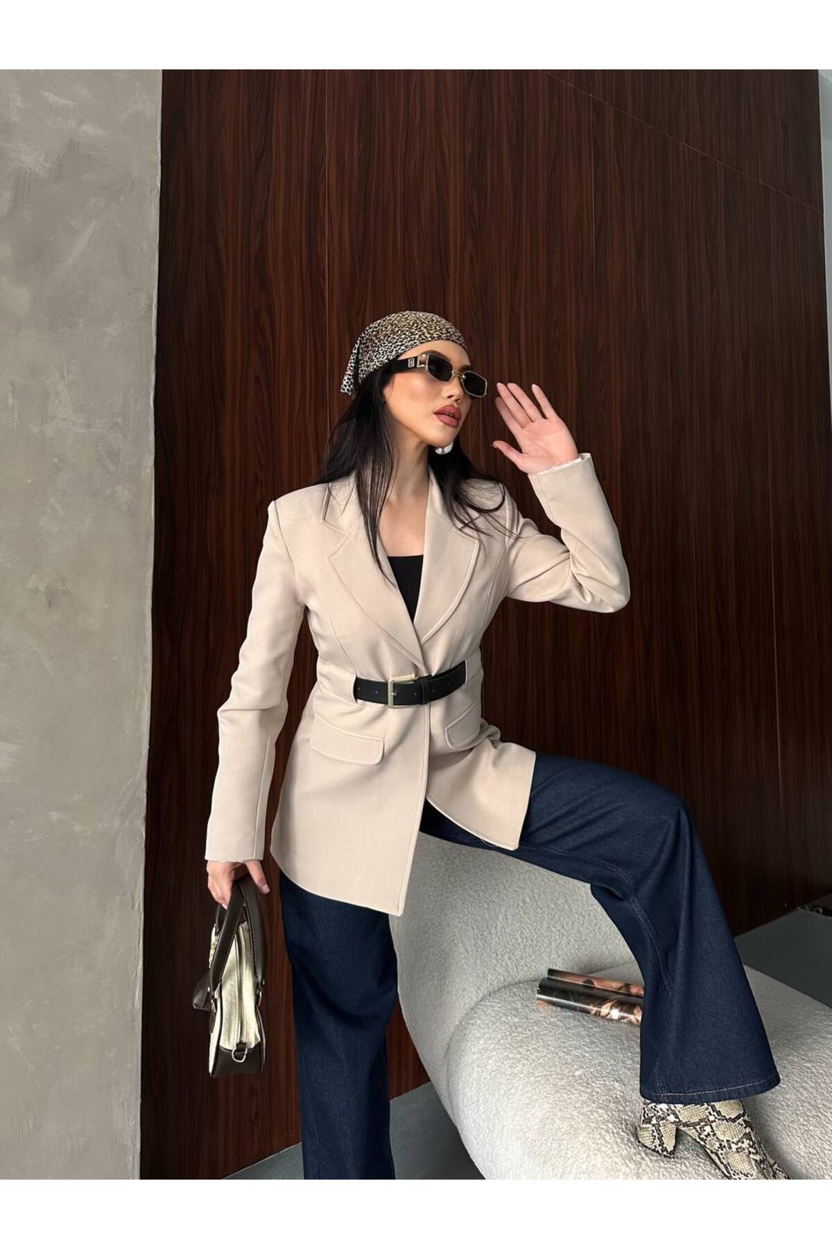 سترة نسائية كريمية مع حزام وتفصيل كتف مبطن - Görsel 4