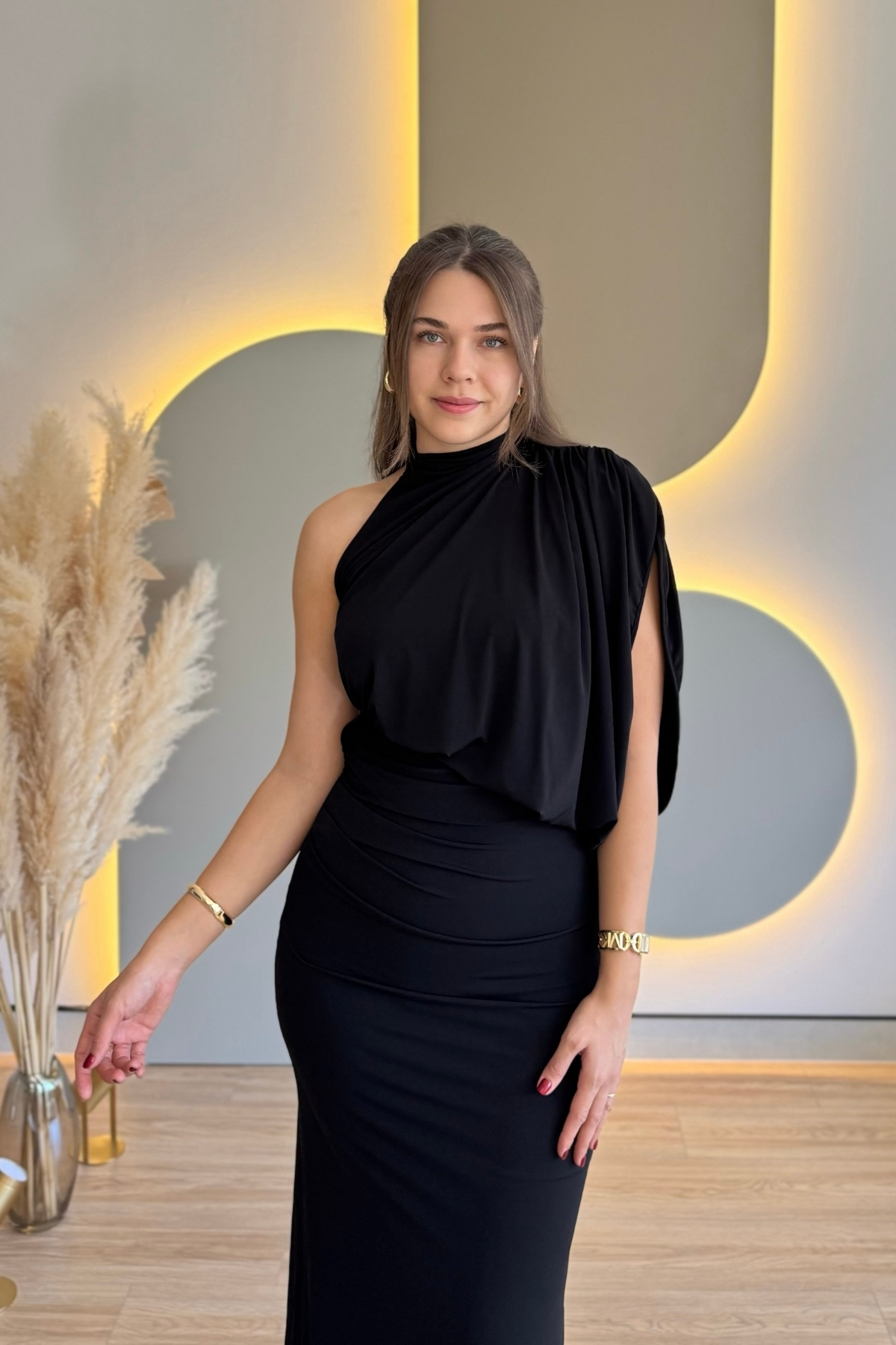 Elegant Black Long Dress with One Shoulder Pouring