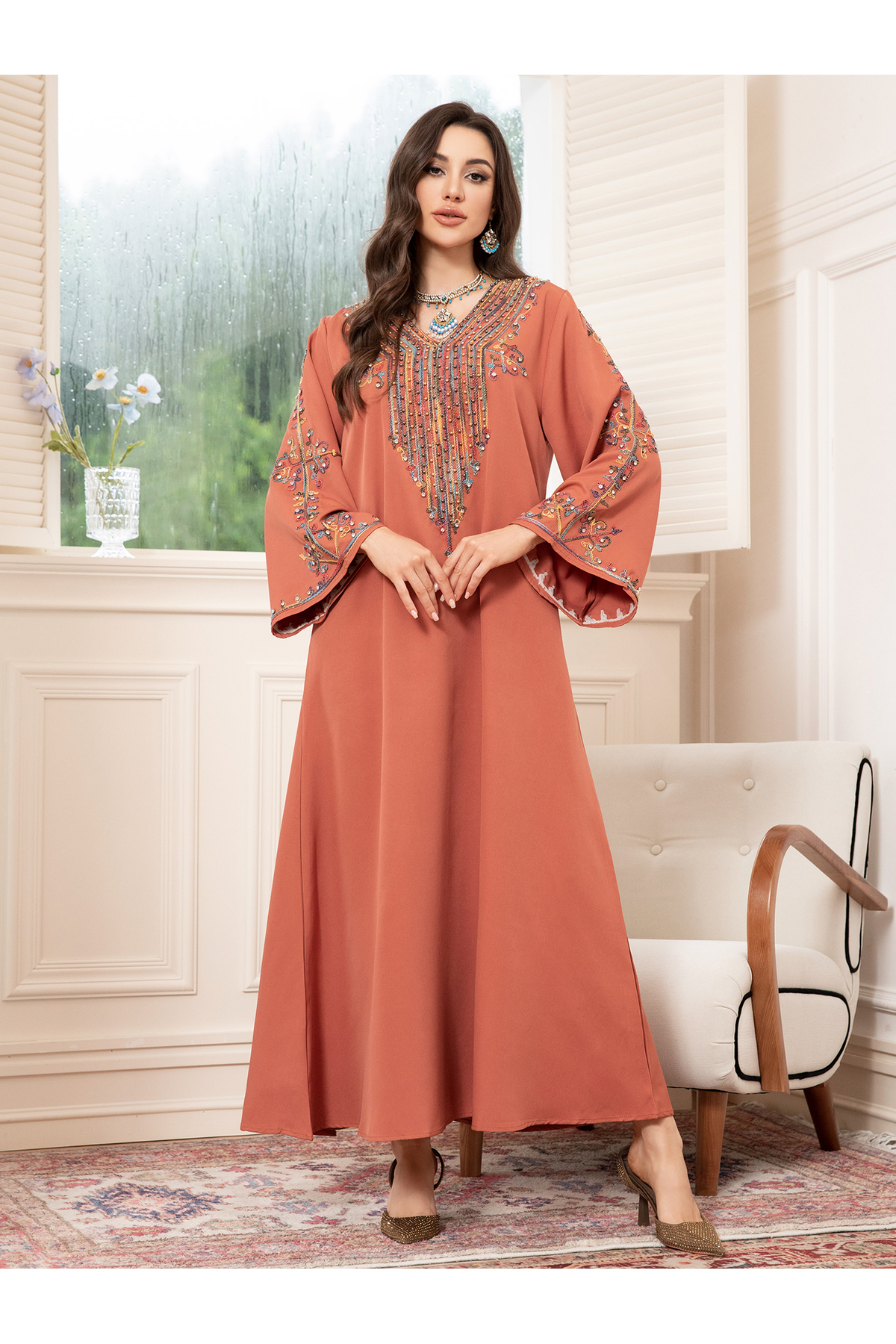 FridayIn قفطان أنيق بياقة على شكل حرف V، لون موحد، مزين بالخرز وأحجار الراين،...